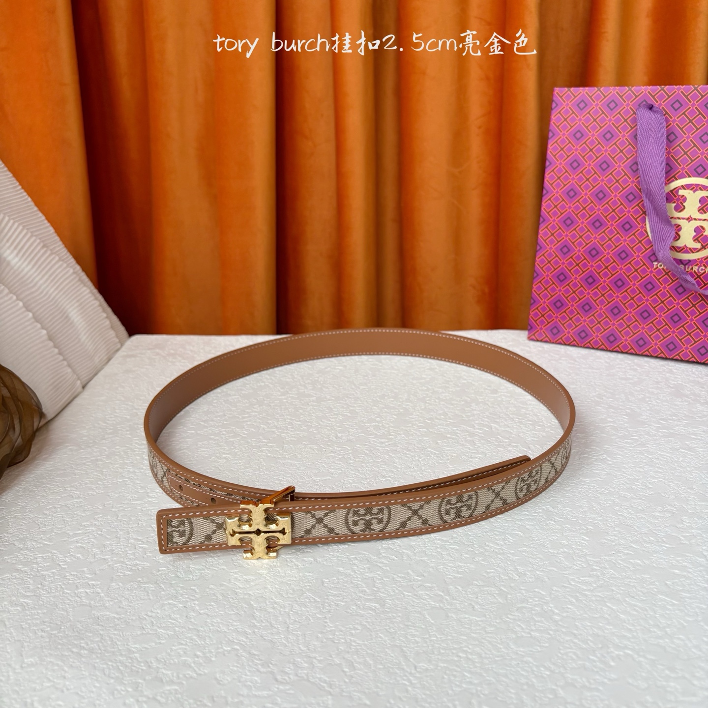 TORY BURCH汤丽柏琦双面腰带采用图形化双T logo扣件，正反两面颜色各异，兼具双重功能。双重风