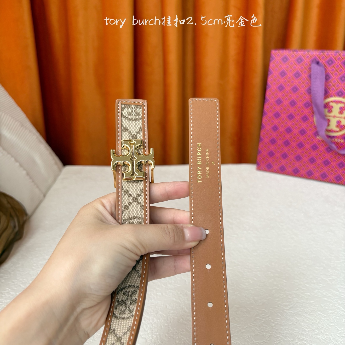 TORY BURCH汤丽柏琦双面腰带采用图形化双T logo扣件，正反两面颜色各异，兼具双重功能。双重风