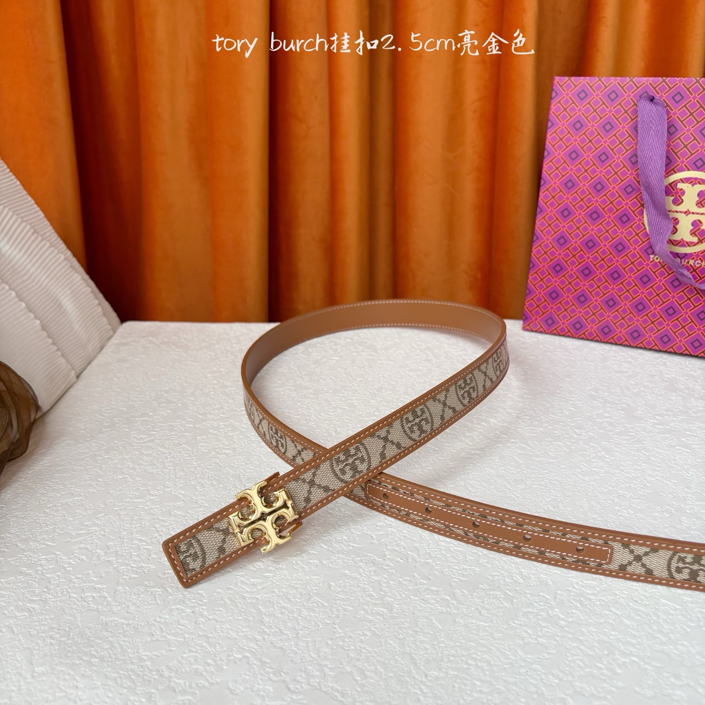 TORY BURCH汤丽柏琦双面腰带采用图形化双T logo扣件，正反两面颜色各异，兼具双重功能。双重风