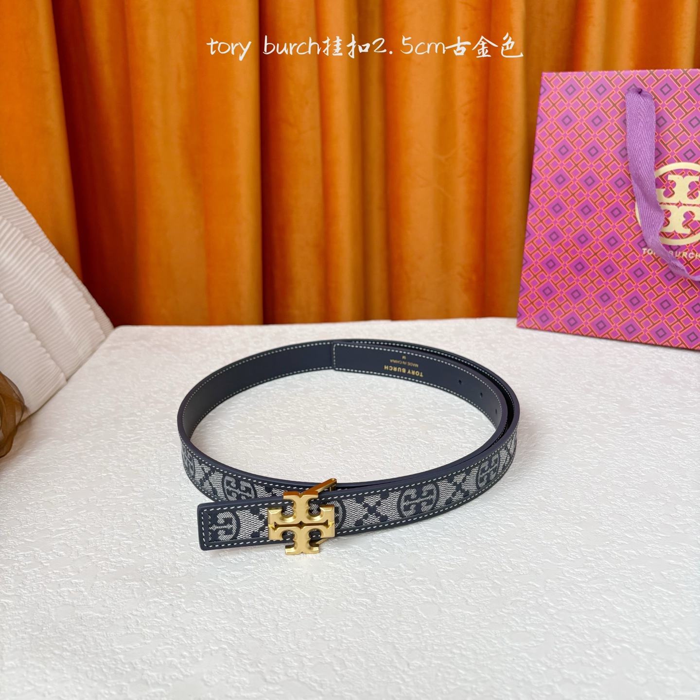 TORY BURCH汤丽柏琦双面腰带采用图形化双T logo扣件，正反两面颜色各异，兼具双重功能。双重风