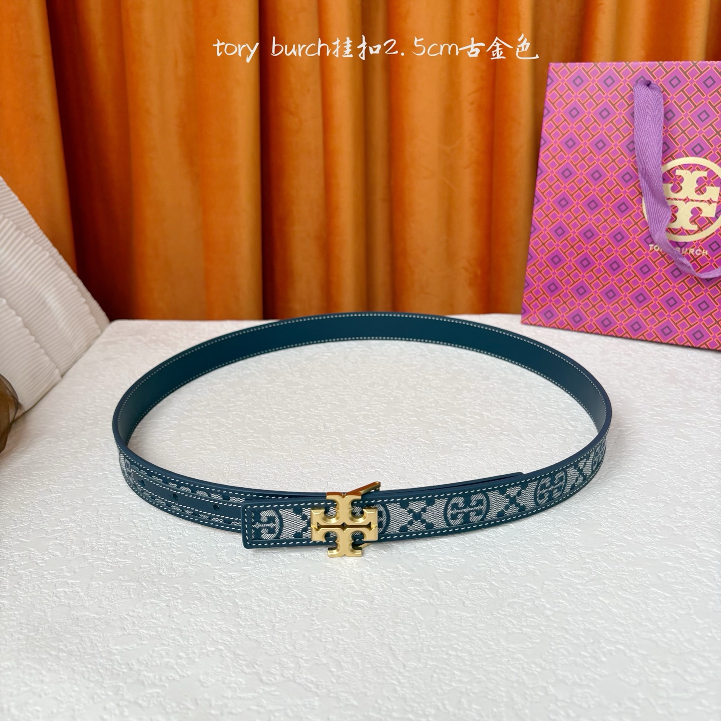 TORY BURCH汤丽柏琦双面腰带采用图形化双T logo扣件，正反两面颜色各异，兼具双重功能。双重风