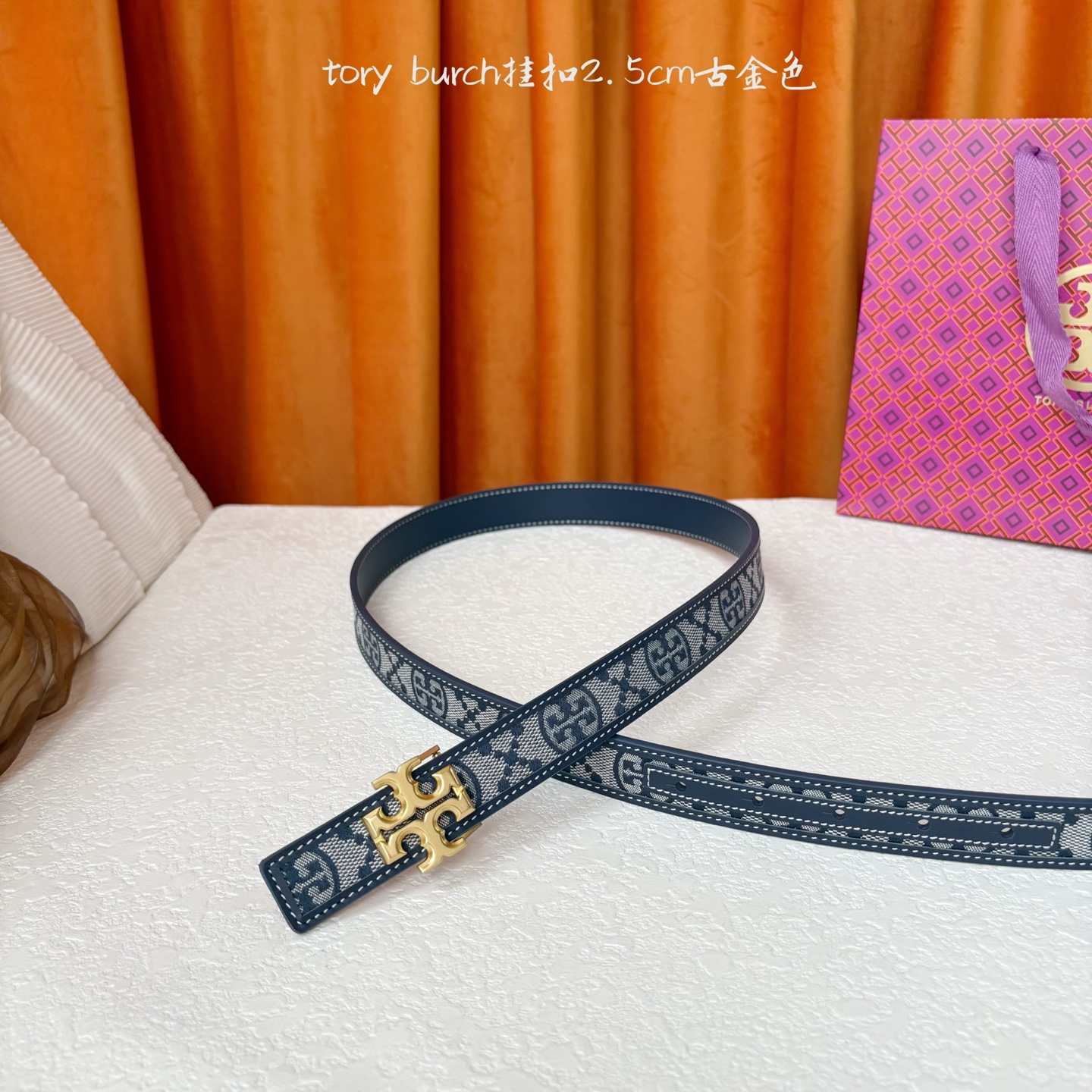 TORY BURCH汤丽柏琦双面腰带采用图形化双T logo扣件，正反两面颜色各异，兼具双重功能。双重风