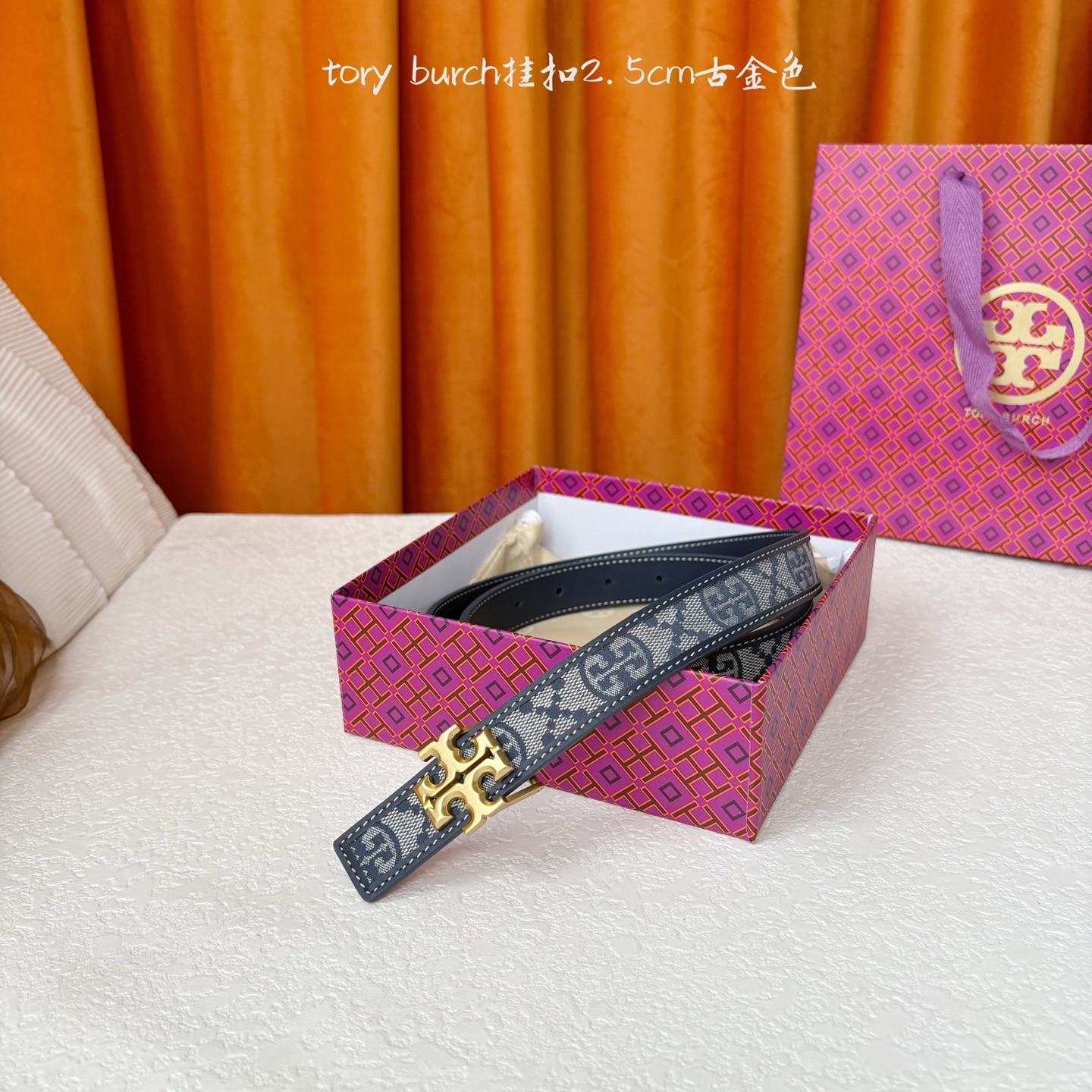 TORY BURCH汤丽柏琦双面腰带采用图形化双T logo扣件，正反两面颜色各异，兼具双重功能。双重风