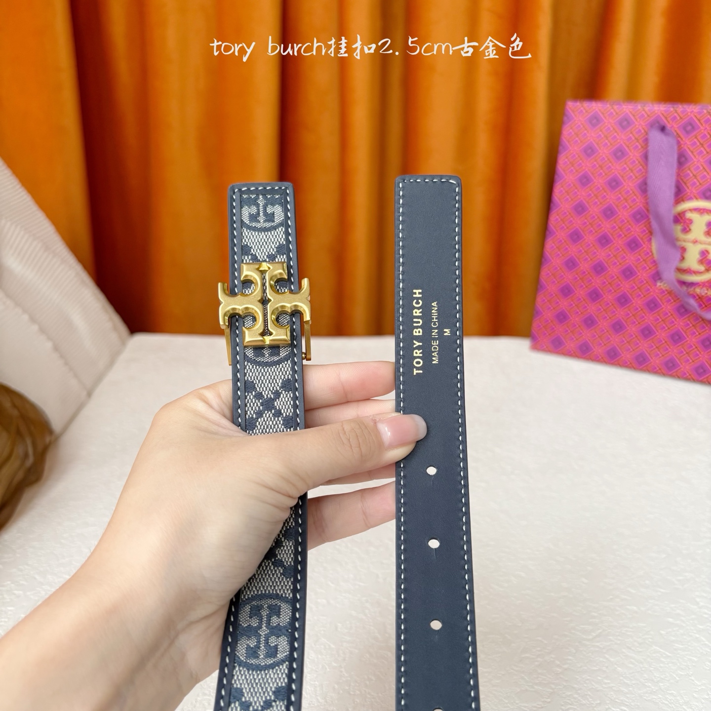 TORY BURCH汤丽柏琦双面腰带采用图形化双T logo扣件，正反两面颜色各异，兼具双重功能。双重风