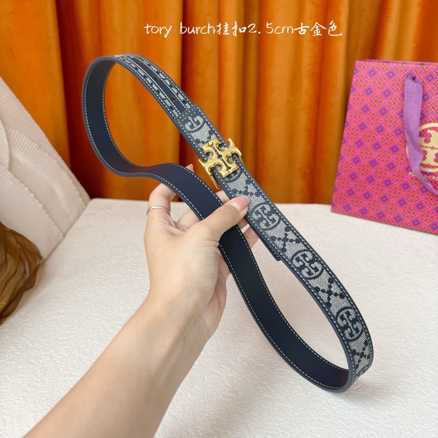 TORY BURCH汤丽柏琦双面腰带采用图形化双T logo扣件，正反两面颜色各异，兼具双重功能。双重风