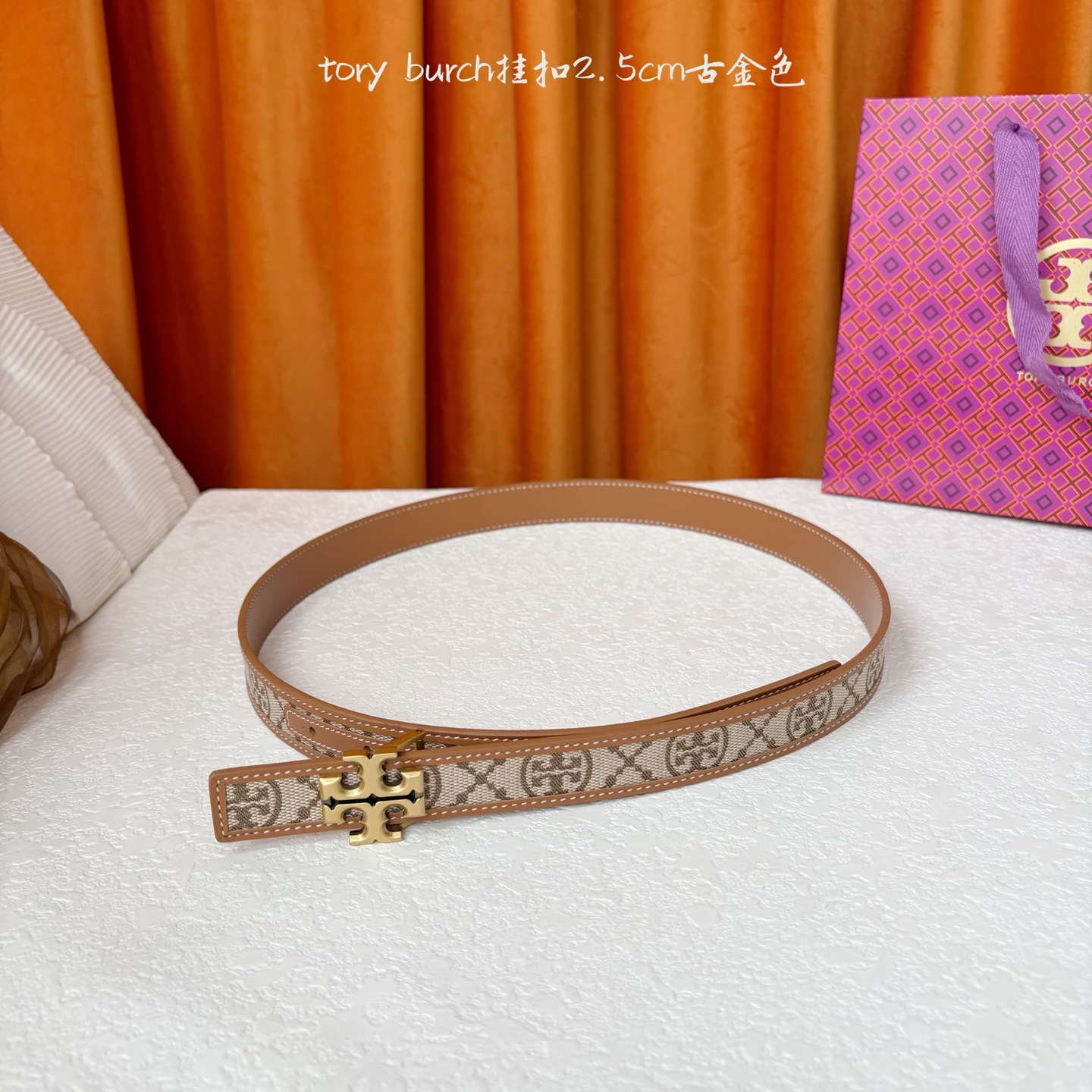 TORY BURCH汤丽柏琦双面腰带采用图形化双T logo扣件，正反两面颜色各异，兼具双重功能。双重风
