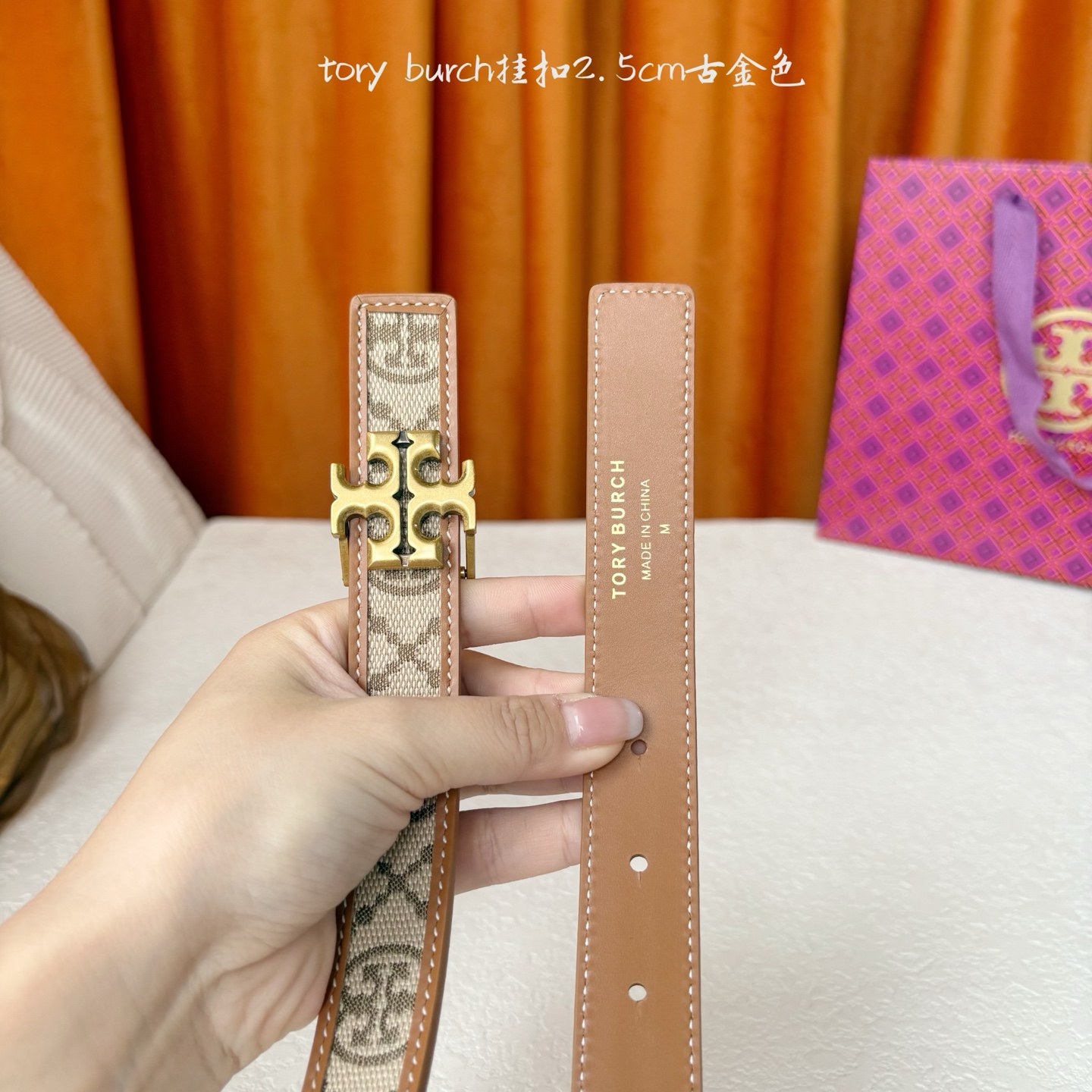 TORY BURCH汤丽柏琦双面腰带采用图形化双T logo扣件，正反两面颜色各异，兼具双重功能。双重风