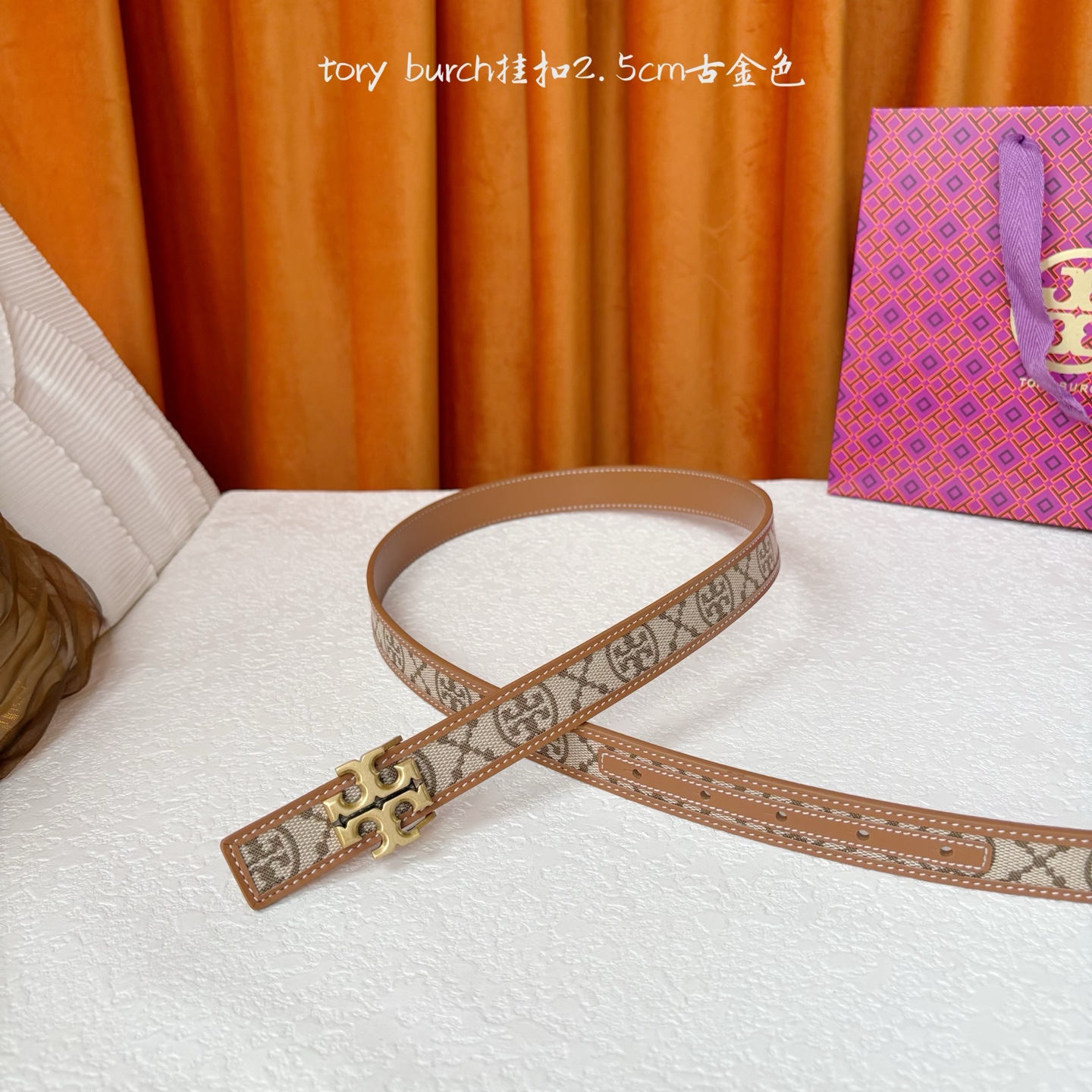 TORY BURCH汤丽柏琦双面腰带采用图形化双T logo扣件，正反两面颜色各异，兼具双重功能。双重风