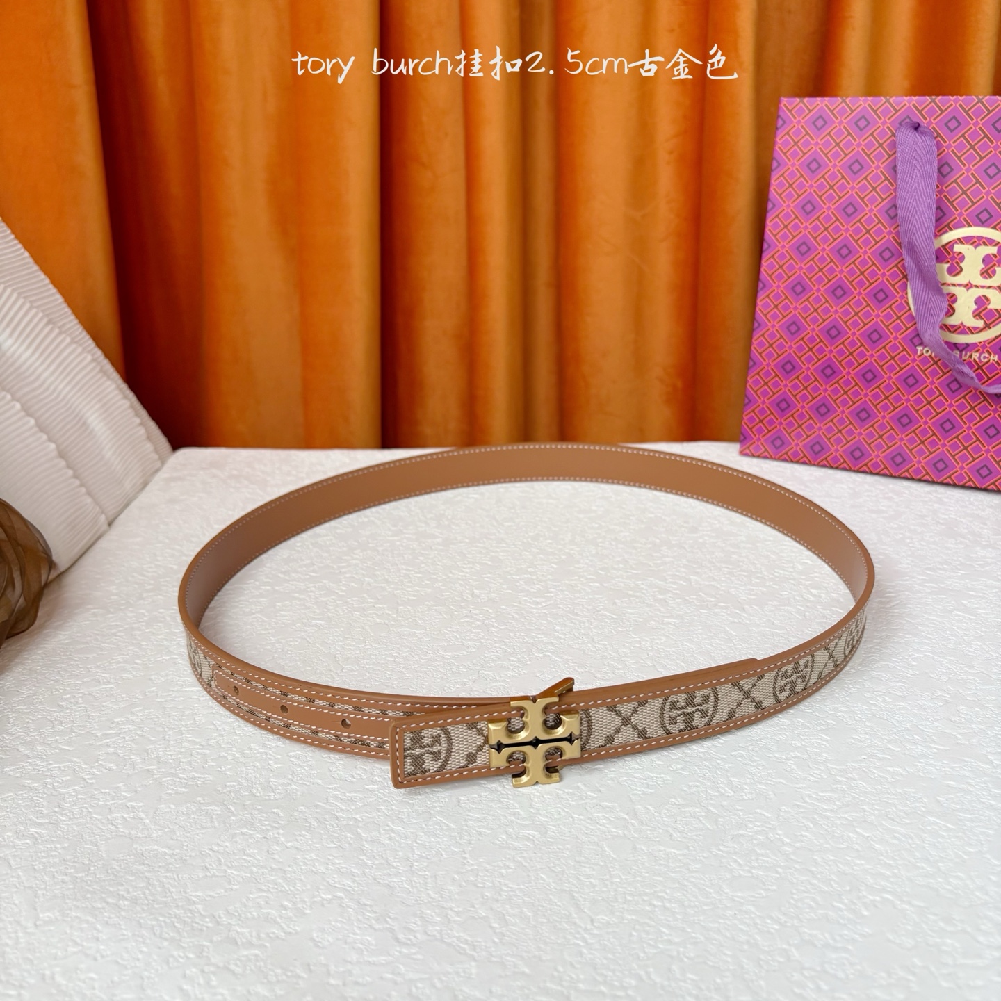 TORY BURCH汤丽柏琦双面腰带采用图形化双T logo扣件，正反两面颜色各异，兼具双重功能。双重风