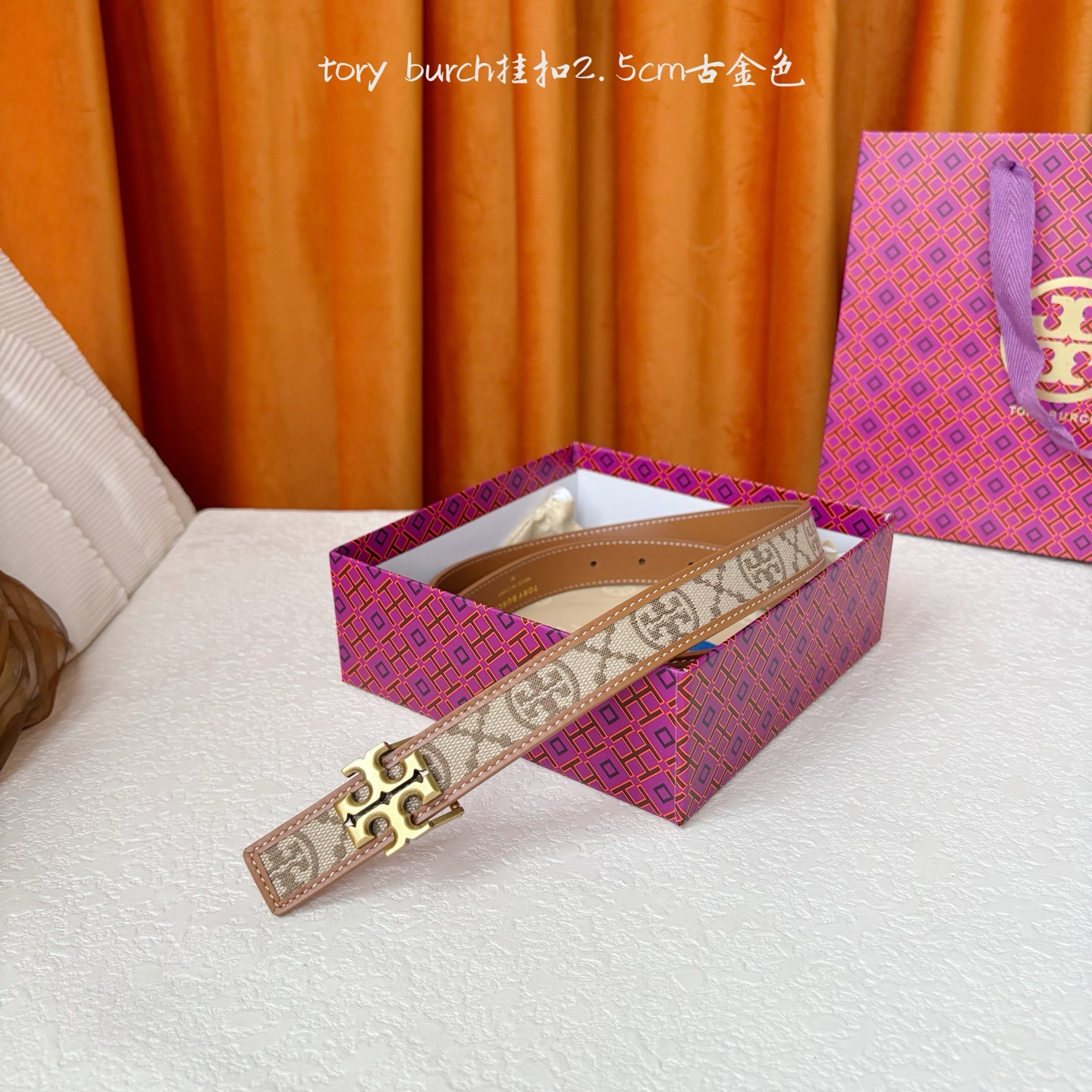 TORY BURCH汤丽柏琦双面腰带采用图形化双T logo扣件，正反两面颜色各异，兼具双重功能。双重风