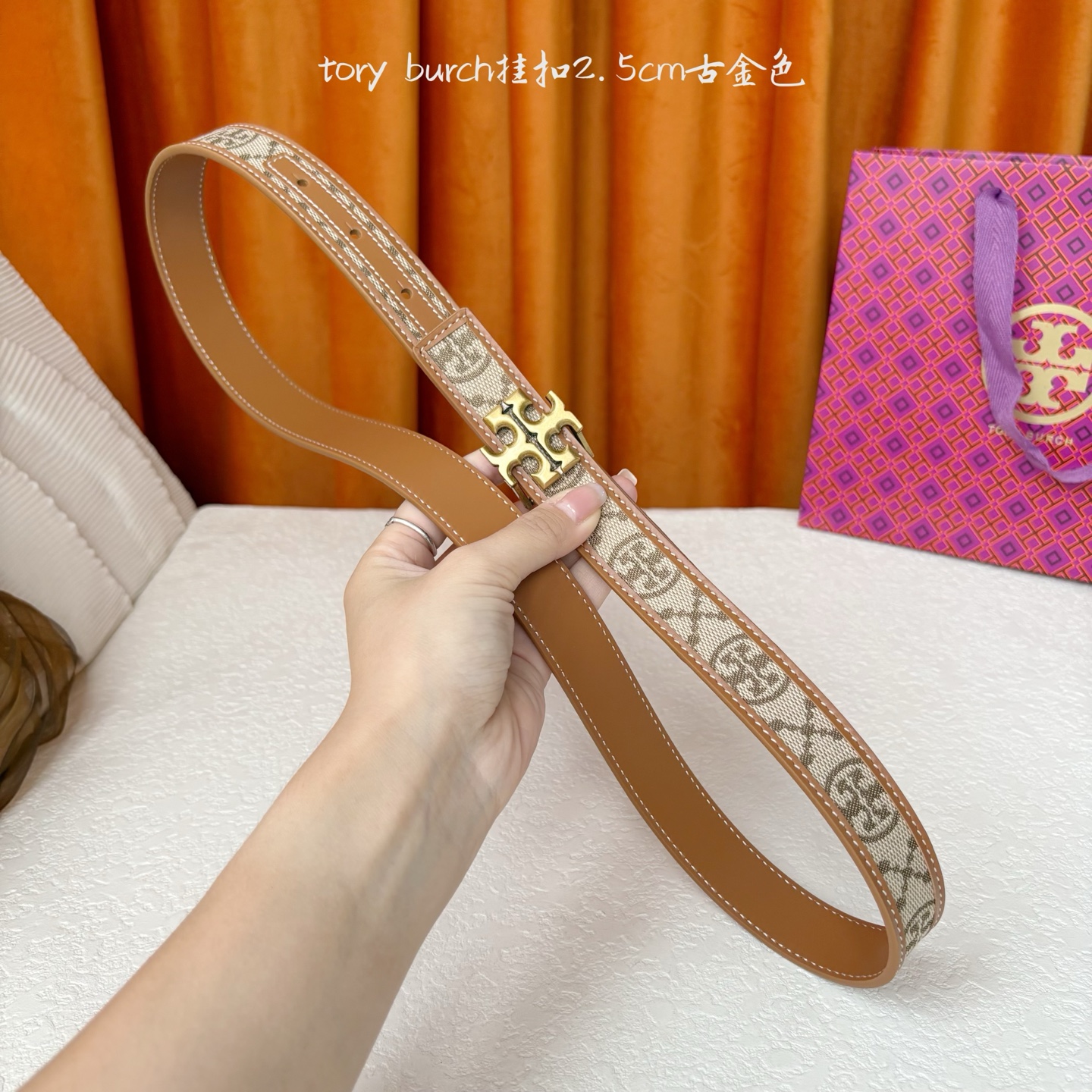 TORY BURCH汤丽柏琦双面腰带采用图形化双T logo扣件，正反两面颜色各异，兼具双重功能。双重风