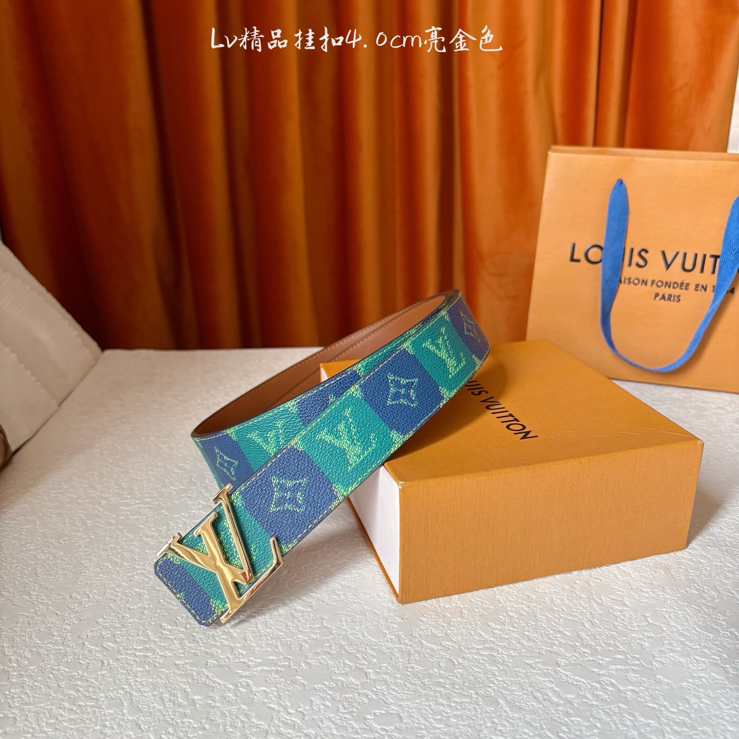 Ceinture Louis Vuitton 40 mm avec boucle LV en métal doré et motif distinctif