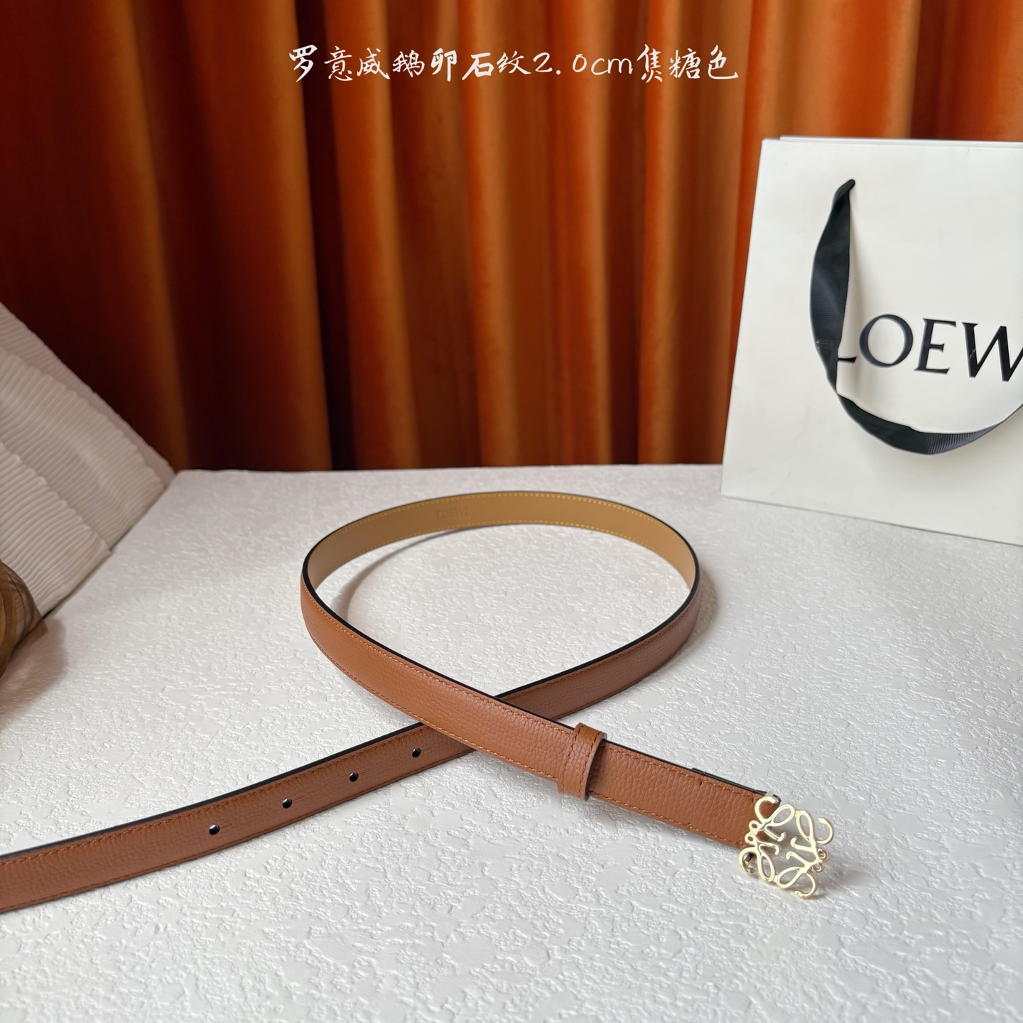 Loewe 鹅卵石纹牛皮腰带。Anagram搭扣 Anchor腰带扣 宽2.0cm，五孔调节。焦糖色/金