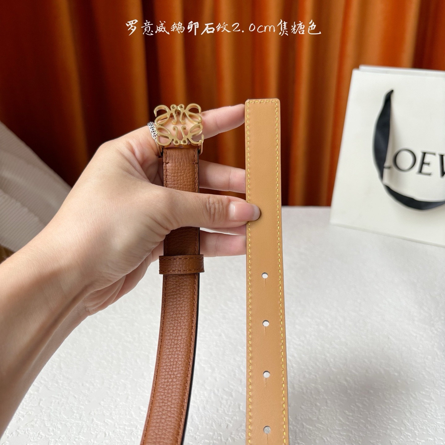 Loewe 鹅卵石纹牛皮腰带。Anagram搭扣 Anchor腰带扣 宽2.0cm，五孔调节。焦糖色/金