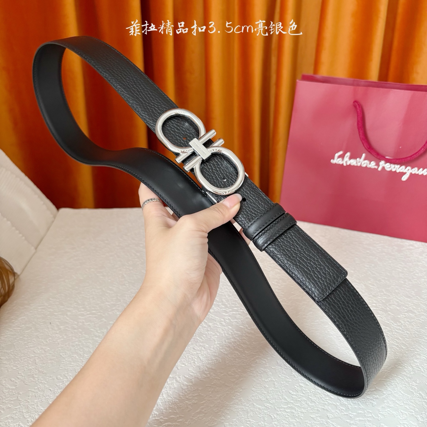 菲拉双面进口小牛皮，手感细腻柔软。搭配纯铜精品扣，男士必备！宽度：3.5cm