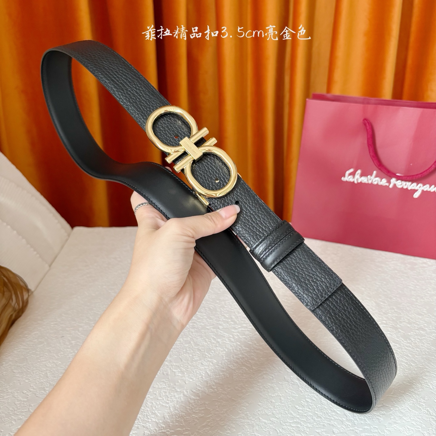 菲拉双面进口小牛皮，手感细腻柔软。搭配纯铜精品扣，男士必备！宽度：3.5cm