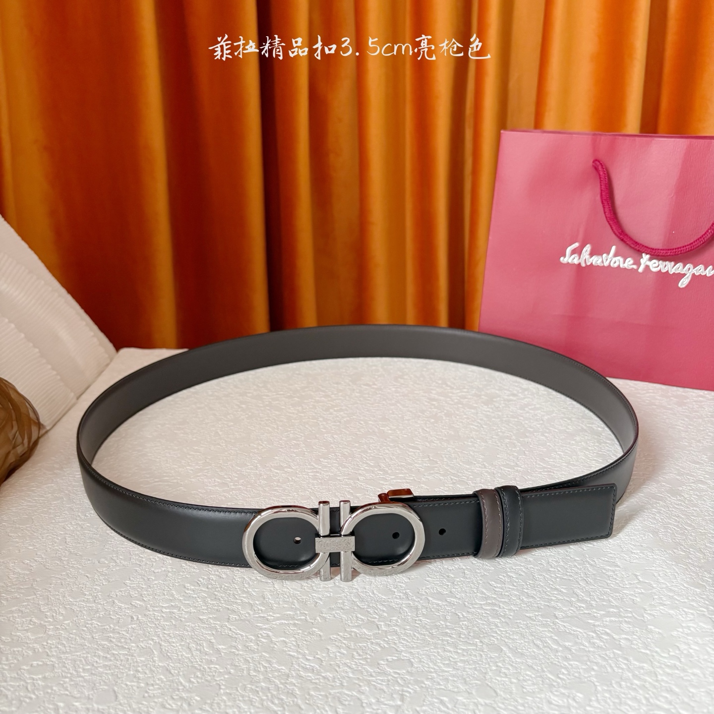 菲拉双面进口小牛皮，手感细腻柔软。搭配纯铜精品扣，男士必备！宽度：3.5cm