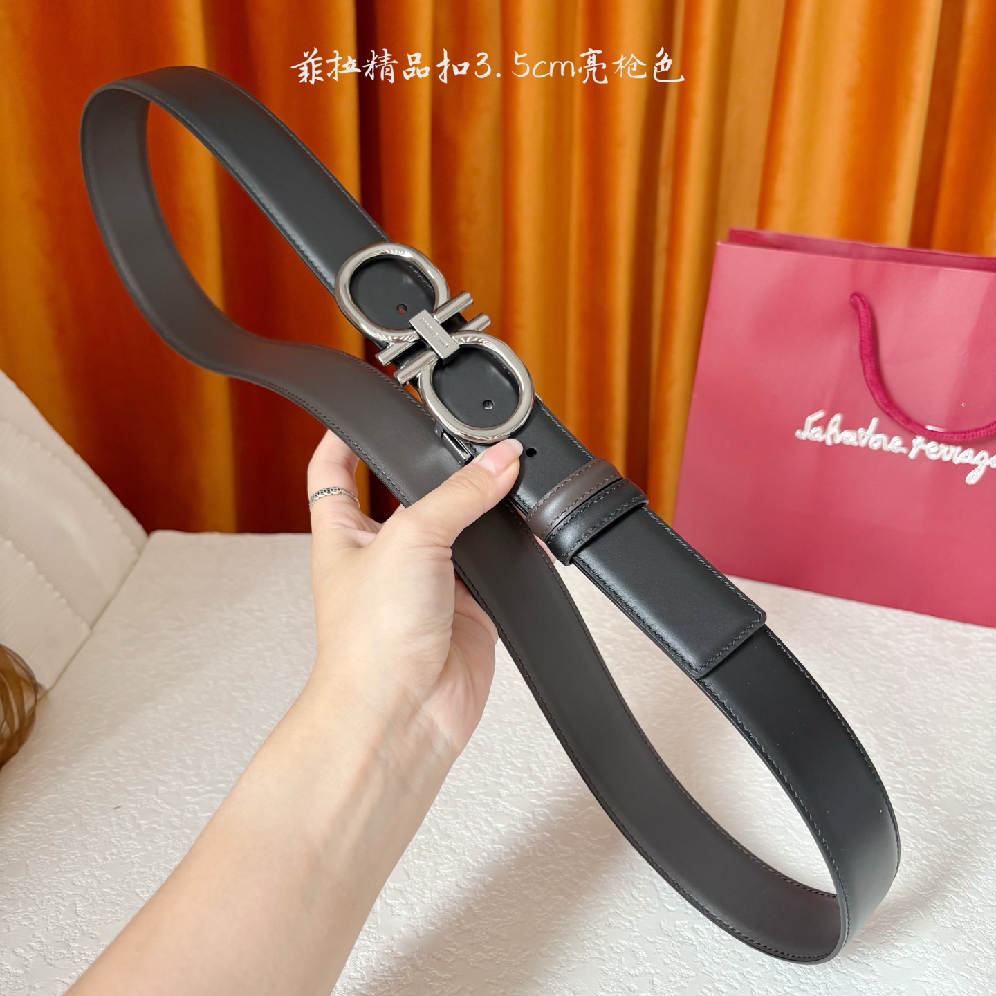 菲拉双面进口小牛皮，手感细腻柔软。搭配纯铜精品扣，男士必备！宽度：3.5cm