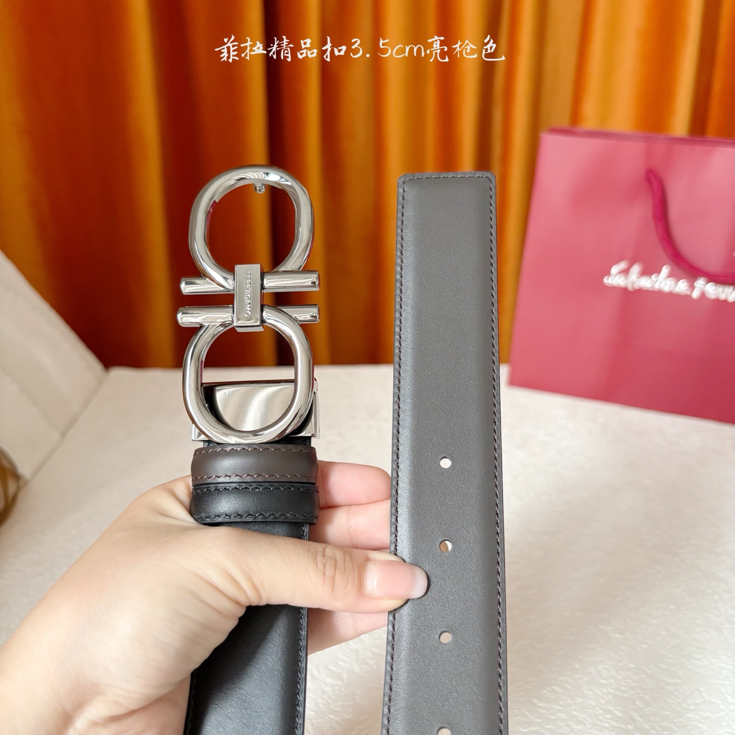 菲拉双面进口小牛皮，手感细腻柔软。搭配纯铜精品扣，男士必备！宽度：3.5cm