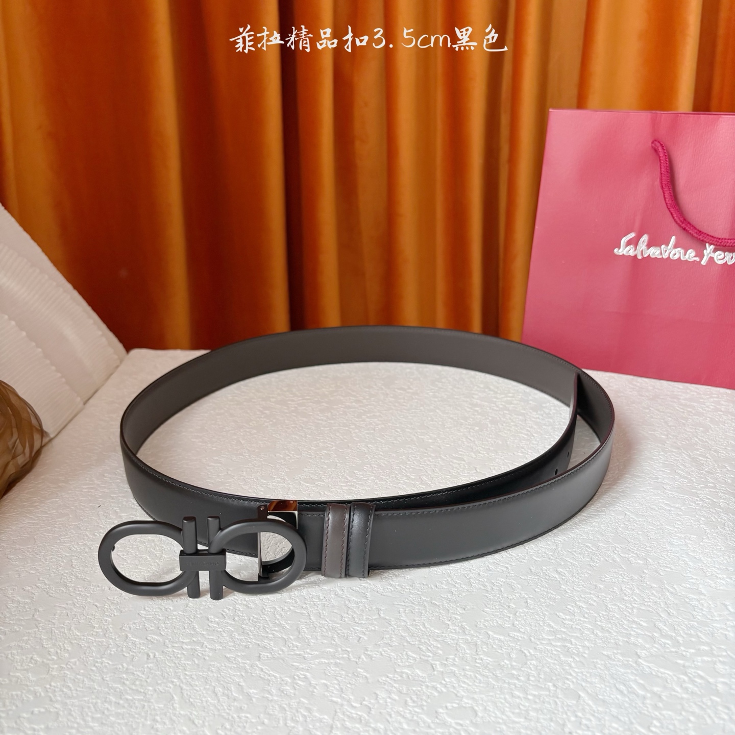 菲拉双面进口小牛皮，手感细腻柔软。搭配纯铜精品扣，男士必备！宽度：3.5cm