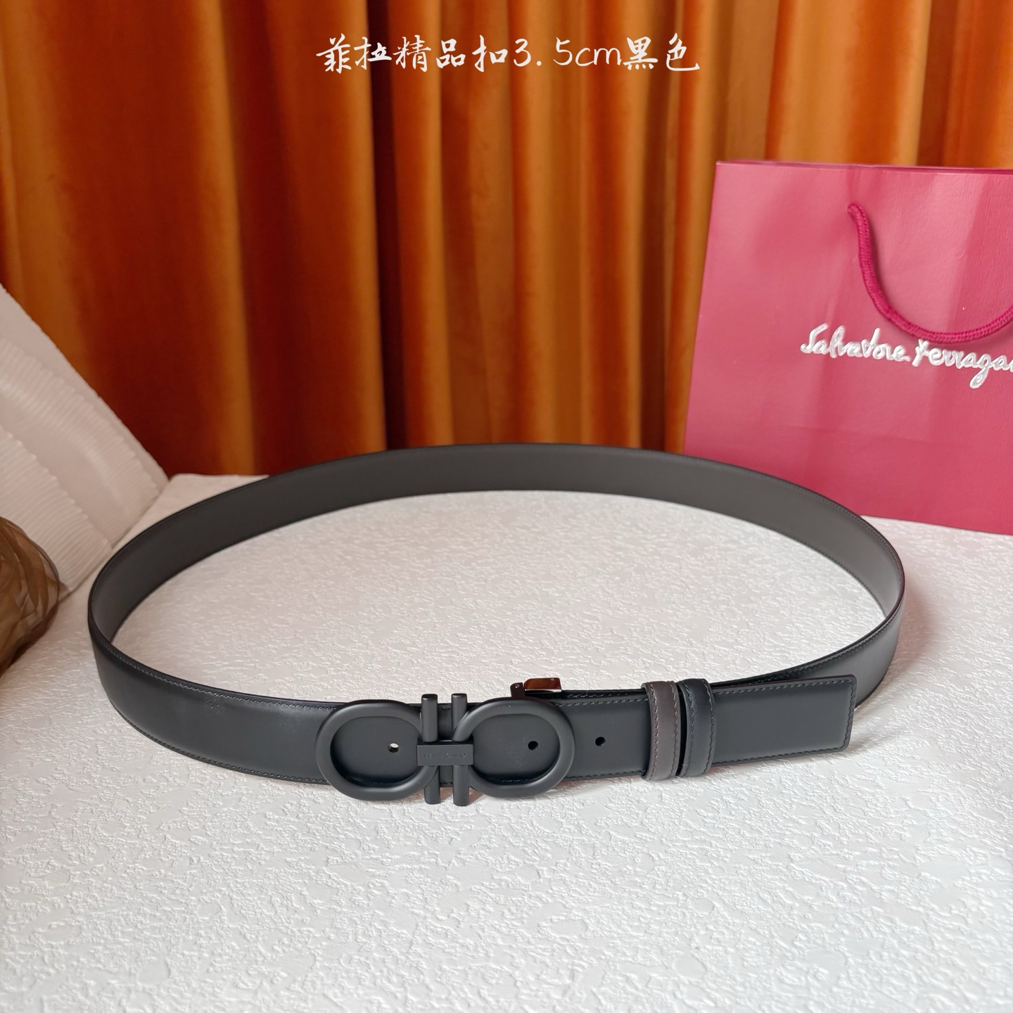 菲拉双面进口小牛皮，手感细腻柔软。搭配纯铜精品扣，男士必备！宽度：3.5cm