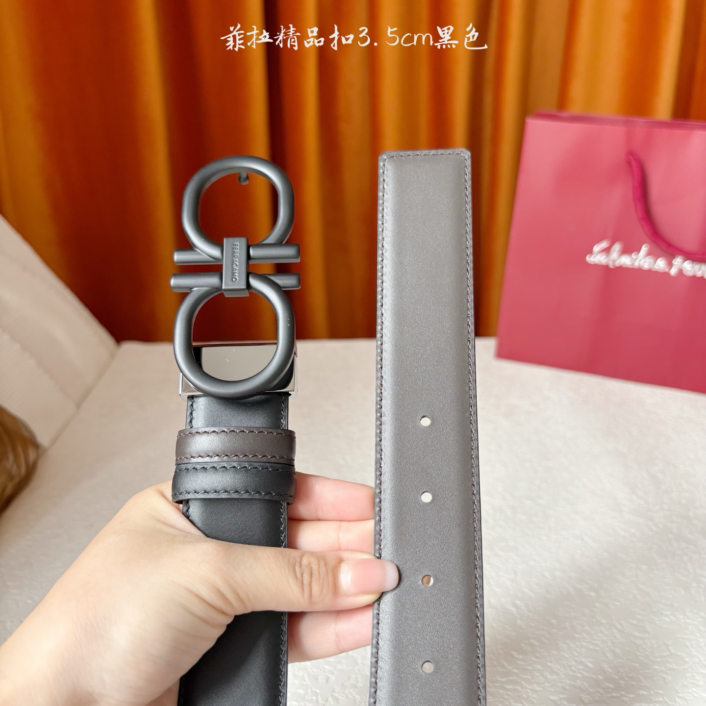 菲拉双面进口小牛皮，手感细腻柔软。搭配纯铜精品扣，男士必备！宽度：3.5cm