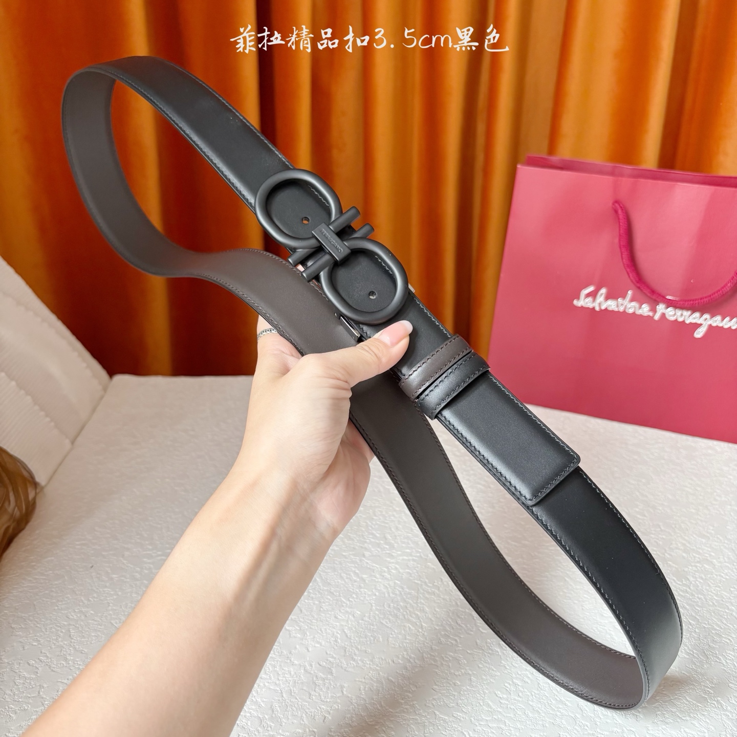 菲拉双面进口小牛皮，手感细腻柔软。搭配纯铜精品扣，男士必备！宽度：3.5cm