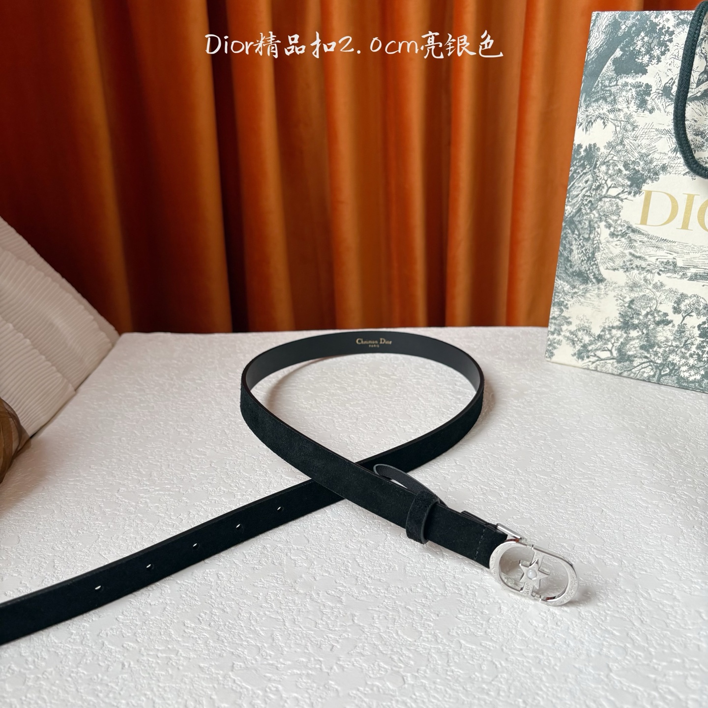 Dior的马鞍腰带已成为品牌的标志性款式，是每个衣橱的必备品。这款绒面小牛皮腰带重新演绎了这一经典款式，