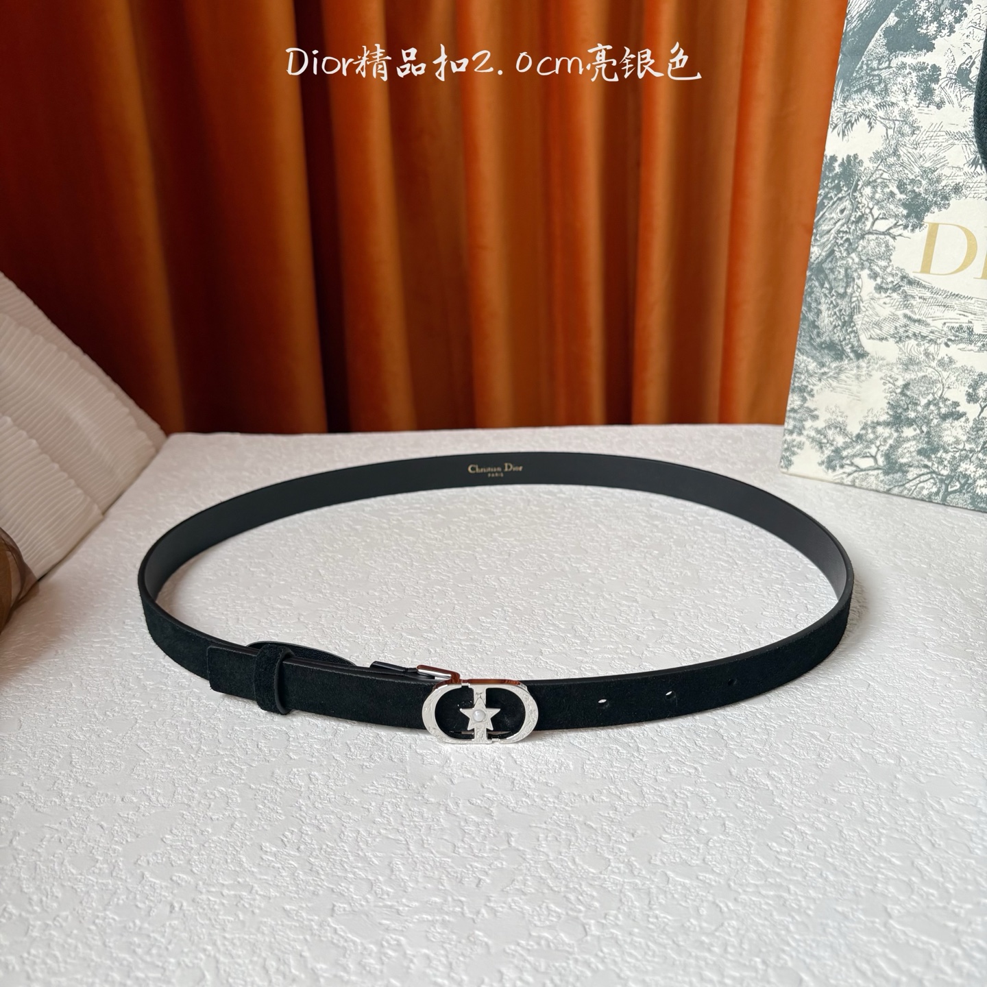 Dior的马鞍腰带已成为品牌的标志性款式，是每个衣橱的必备品。这款绒面小牛皮腰带重新演绎了这一经典款式，