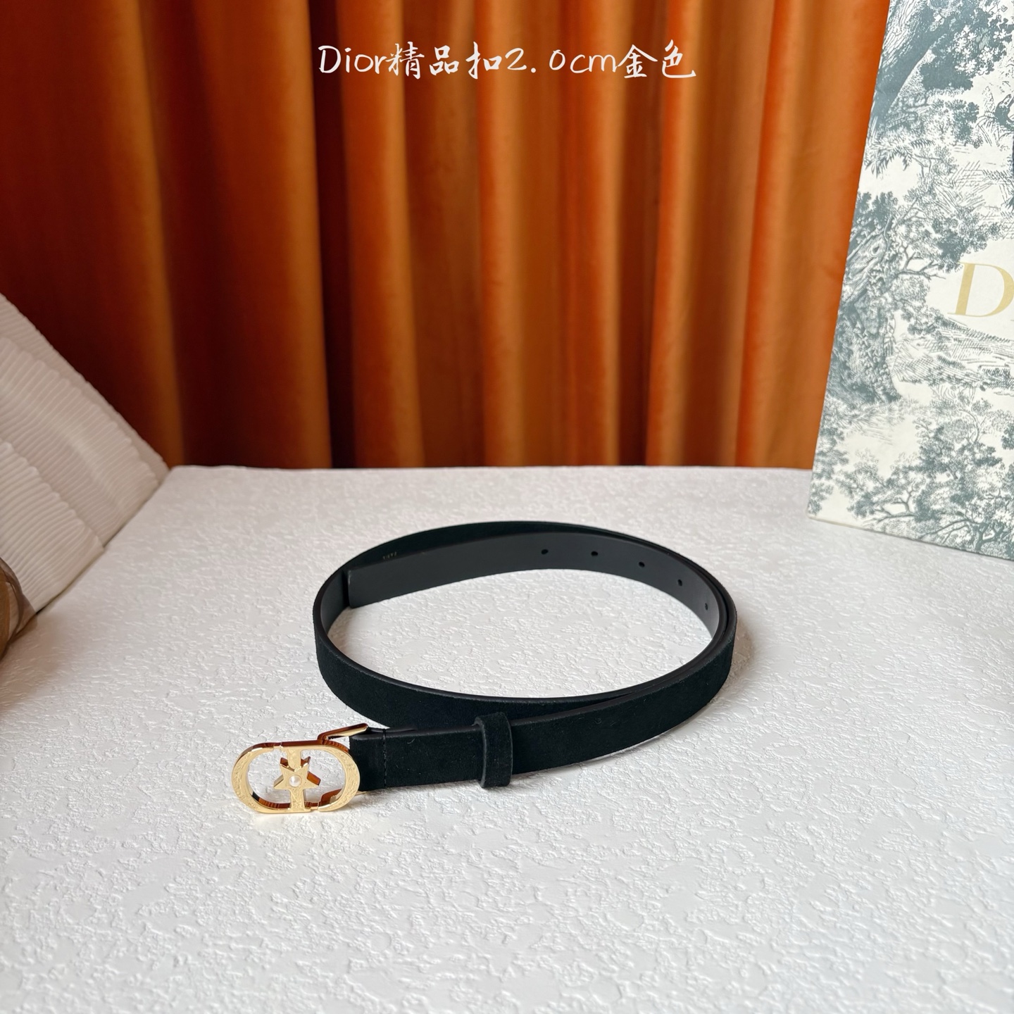 Dior的马鞍腰带已成为品牌的标志性款式，是每个衣橱的必备品。这款绒面小牛皮腰带重新演绎了这一经典款式，
