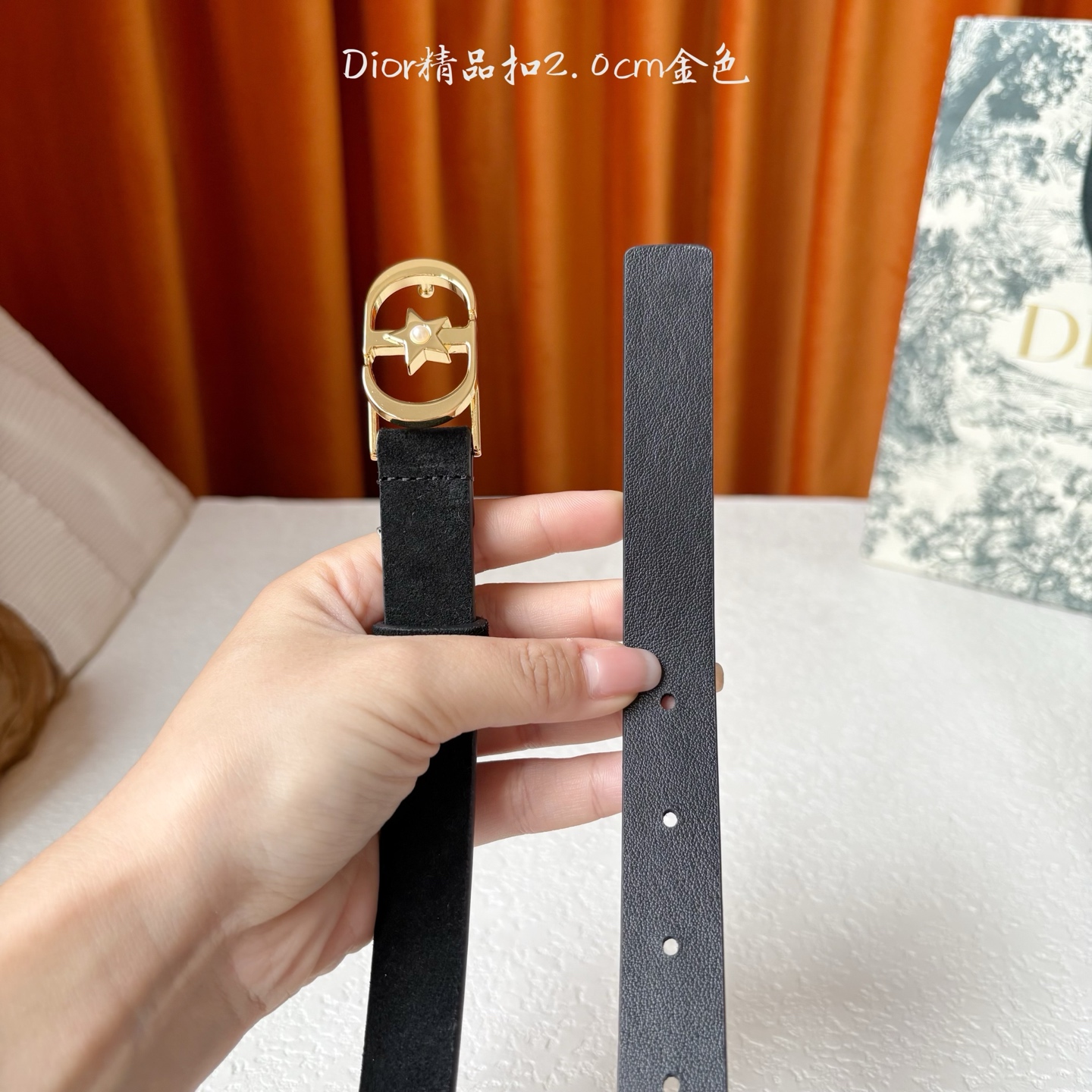 Dior的马鞍腰带已成为品牌的标志性款式，是每个衣橱的必备品。这款绒面小牛皮腰带重新演绎了这一经典款式，