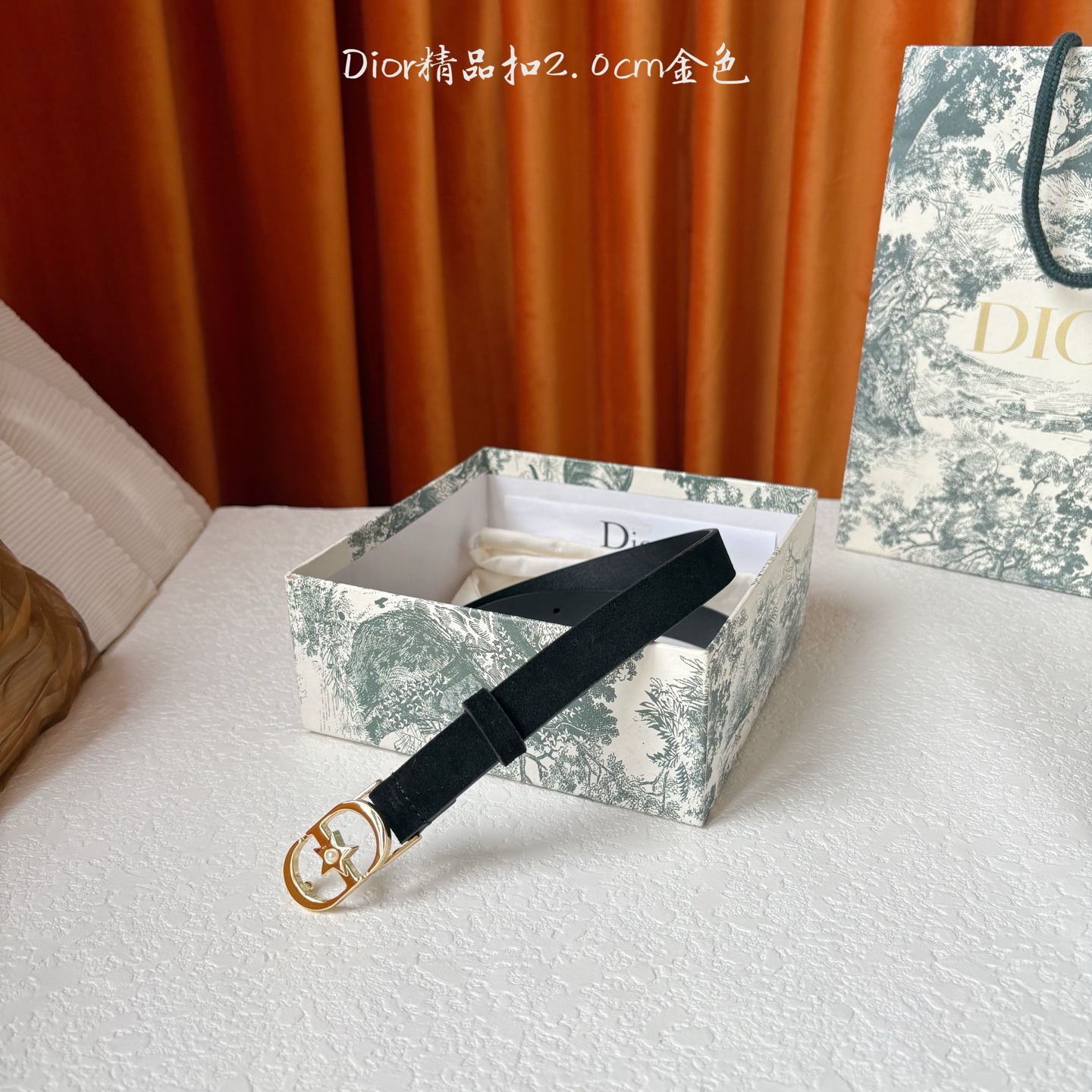 Dior的马鞍腰带已成为品牌的标志性款式，是每个衣橱的必备品。这款绒面小牛皮腰带重新演绎了这一经典款式，