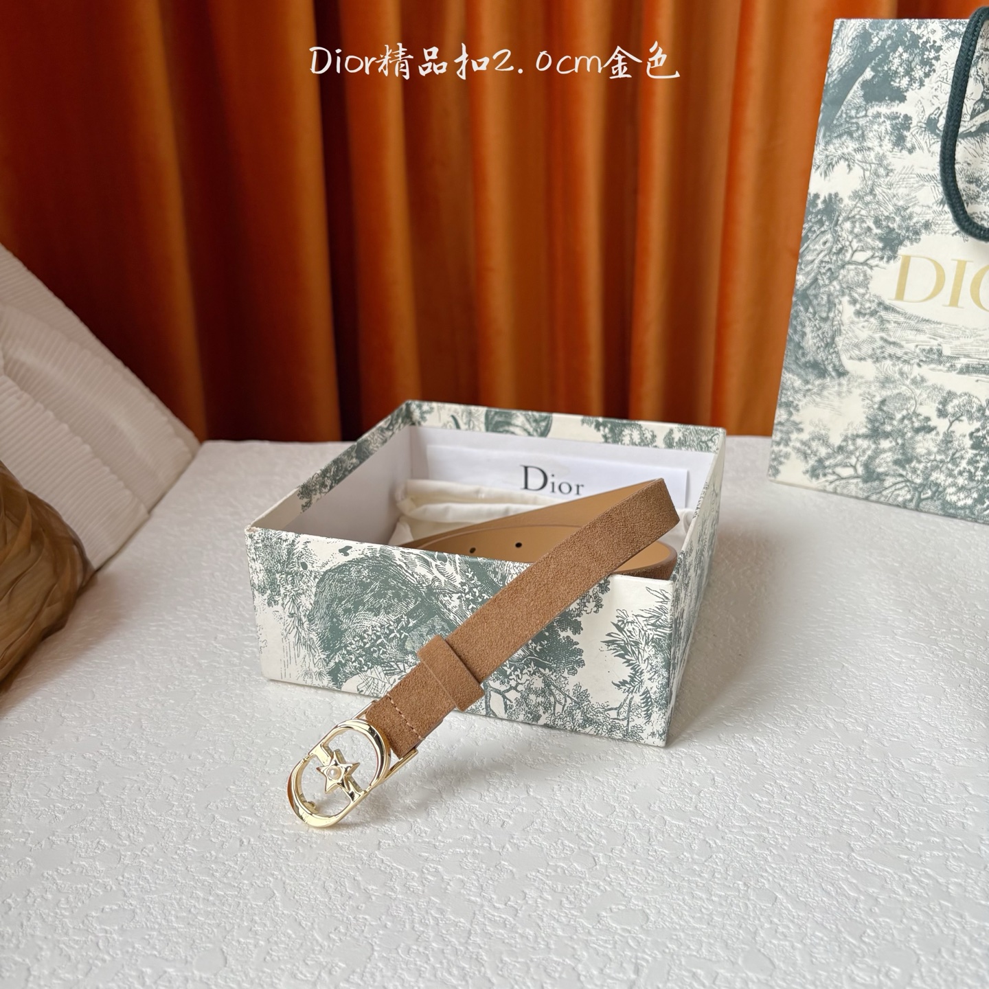 Dior的马鞍腰带已成为品牌的标志性款式，是每个衣橱的必备品。这款绒面小牛皮腰带重新演绎了这一经典款式，