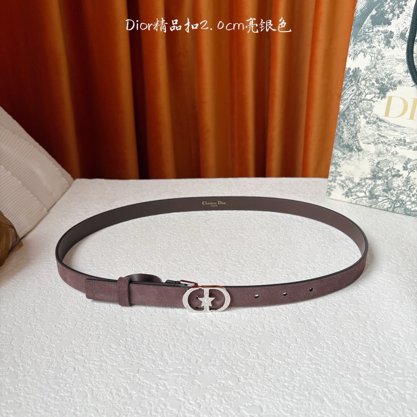 Dior的马鞍腰带已成为品牌的标志性款式，是每个衣橱的必备品。这款绒面小牛皮腰带重新演绎了这一经典款式，