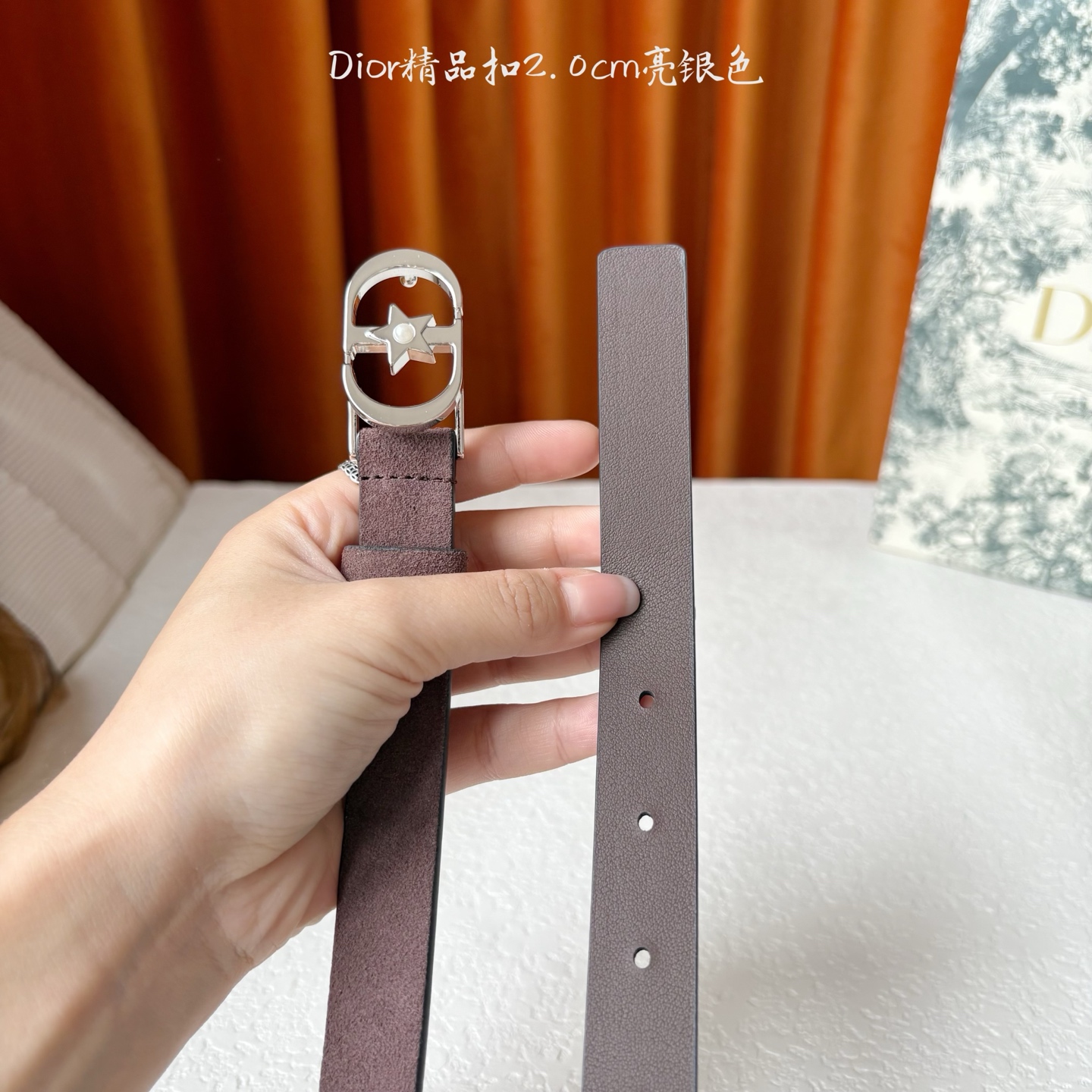 Dior的马鞍腰带已成为品牌的标志性款式，是每个衣橱的必备品。这款绒面小牛皮腰带重新演绎了这一经典款式，