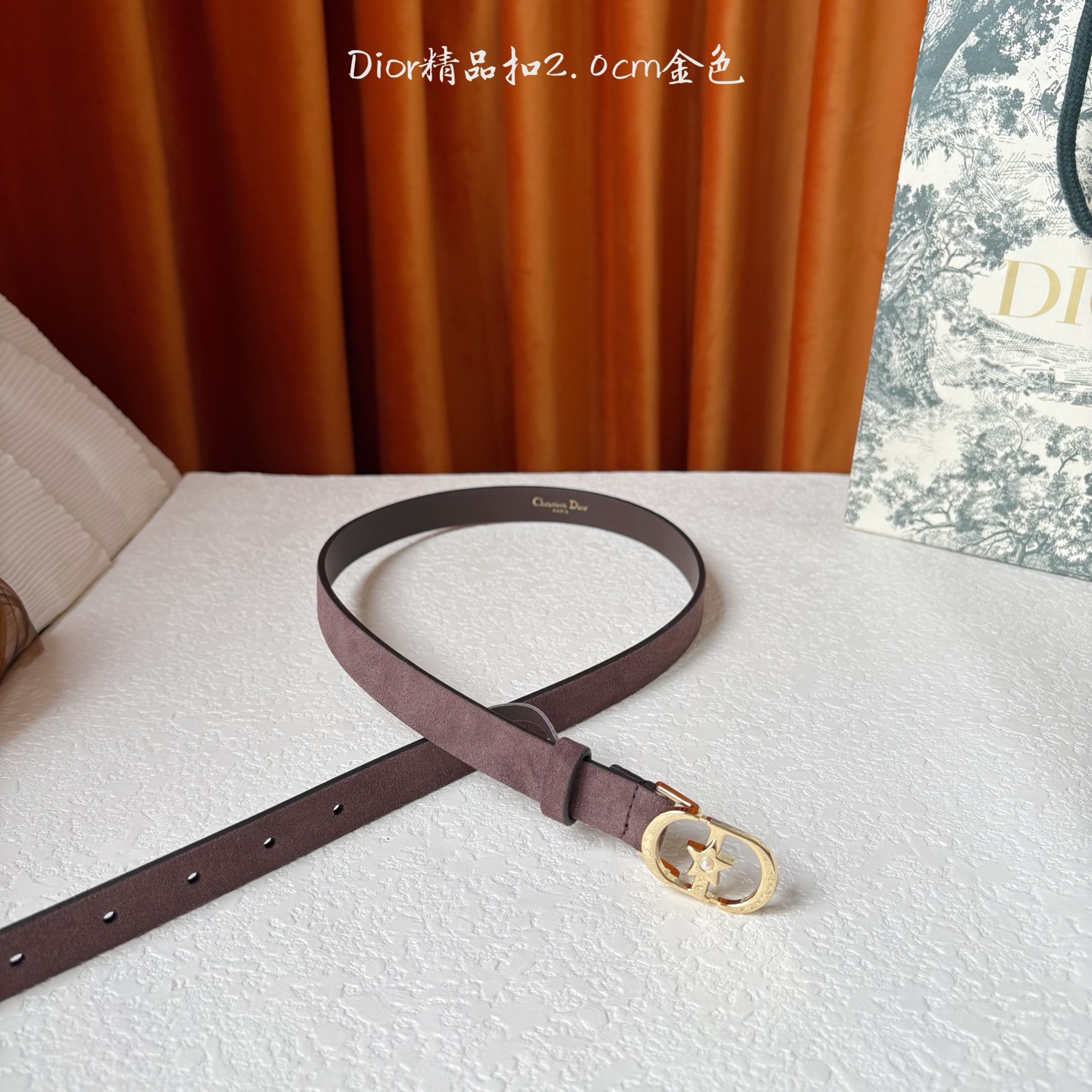 Dior的马鞍腰带已成为品牌的标志性款式，是每个衣橱的必备品。这款绒面小牛皮腰带重新演绎了这一经典款式，