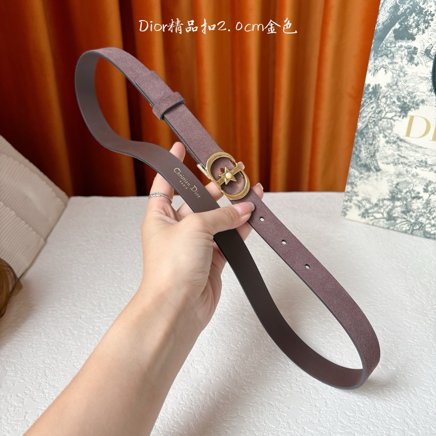 Dior的马鞍腰带已成为品牌的标志性款式，是每个衣橱的必备品。这款绒面小牛皮腰带重新演绎了这一经典款式，