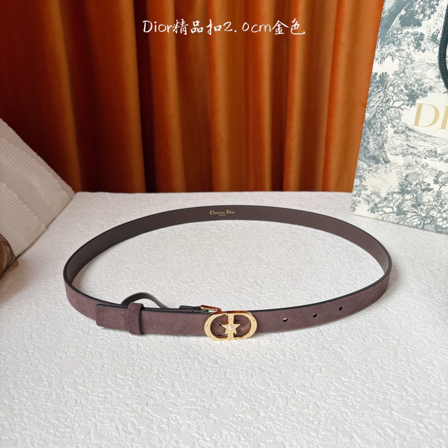 Dior的马鞍腰带已成为品牌的标志性款式，是每个衣橱的必备品。这款绒面小牛皮腰带重新演绎了这一经典款式，