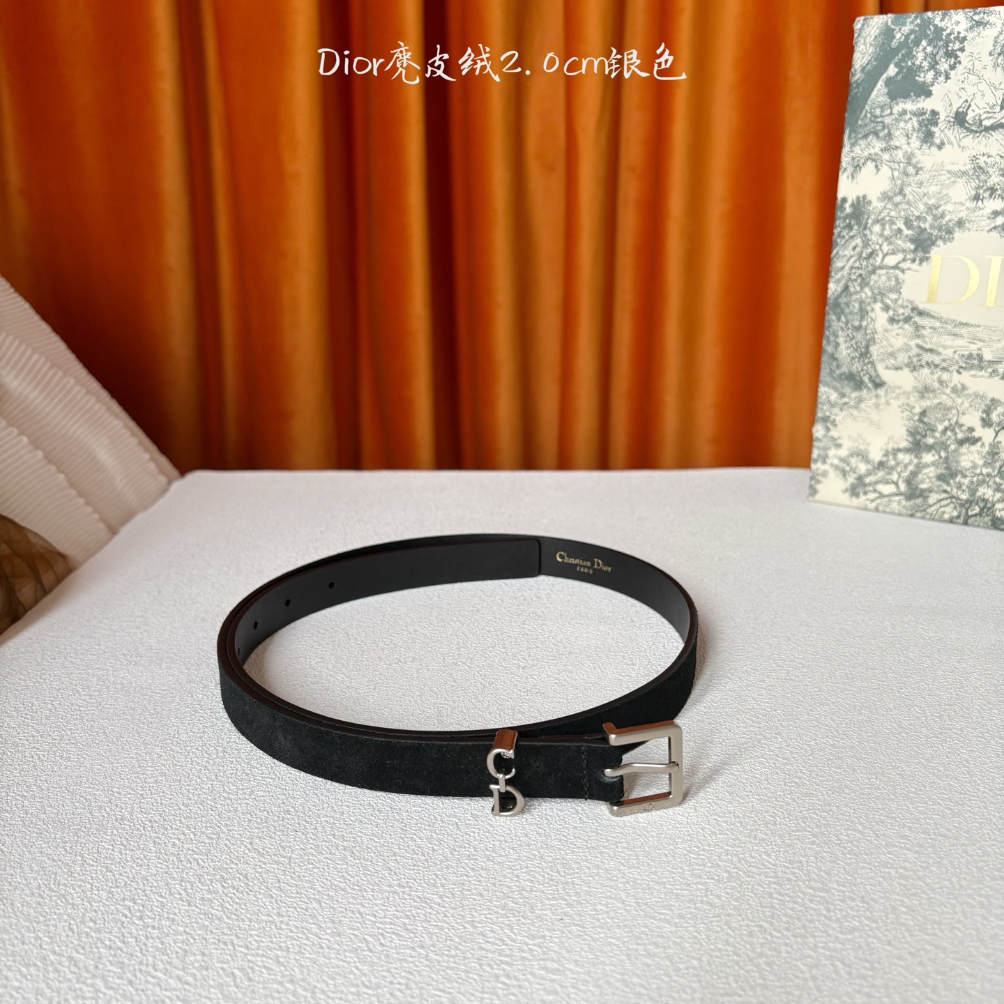 这款马鞍Loop腰带是2025系列全新单品，采用绒面小牛皮革等材质精心制作，搭配CD针扣，饰以CD标志腰