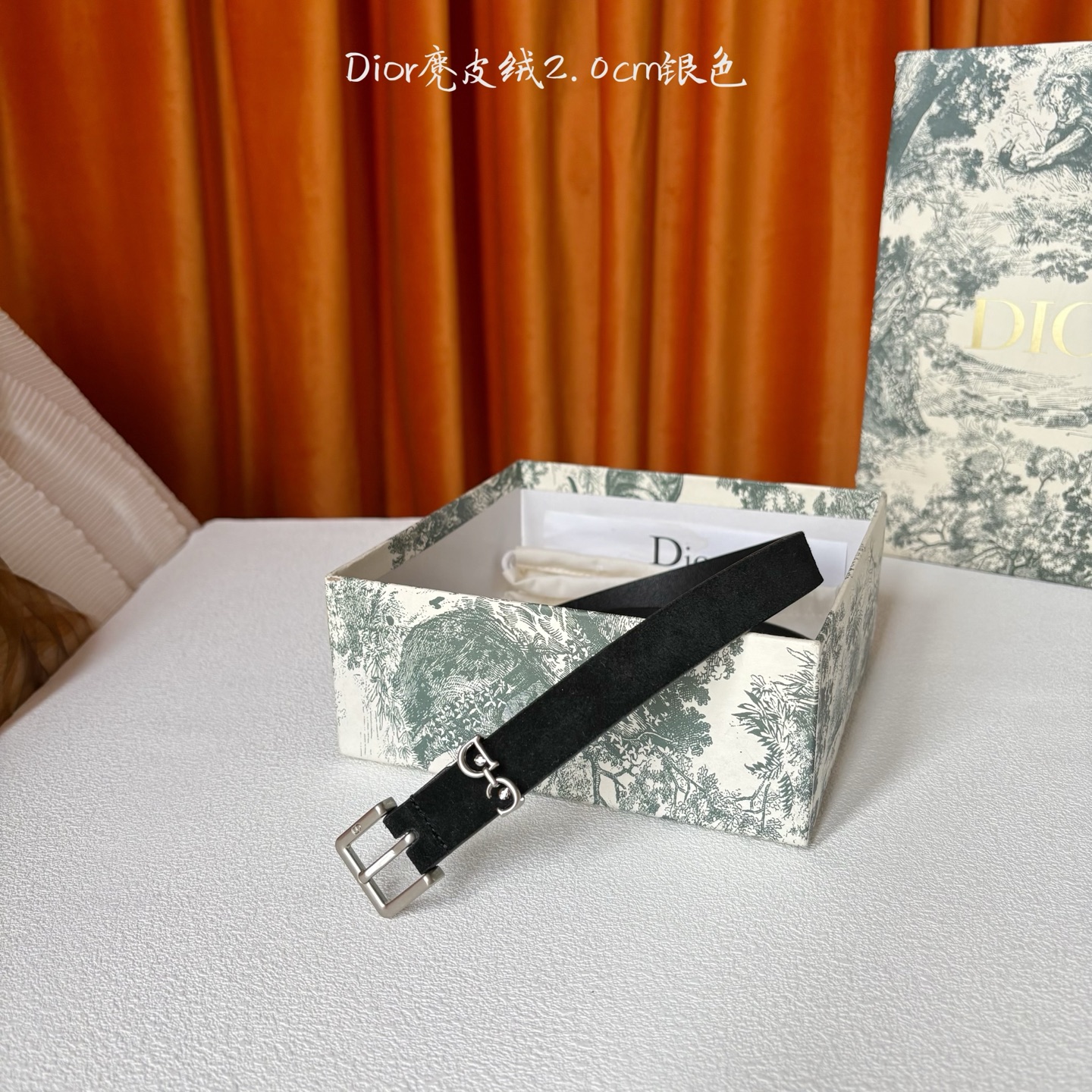 这款马鞍Loop腰带是2025系列全新单品，采用绒面小牛皮革等材质精心制作，搭配CD针扣，饰以CD标志腰