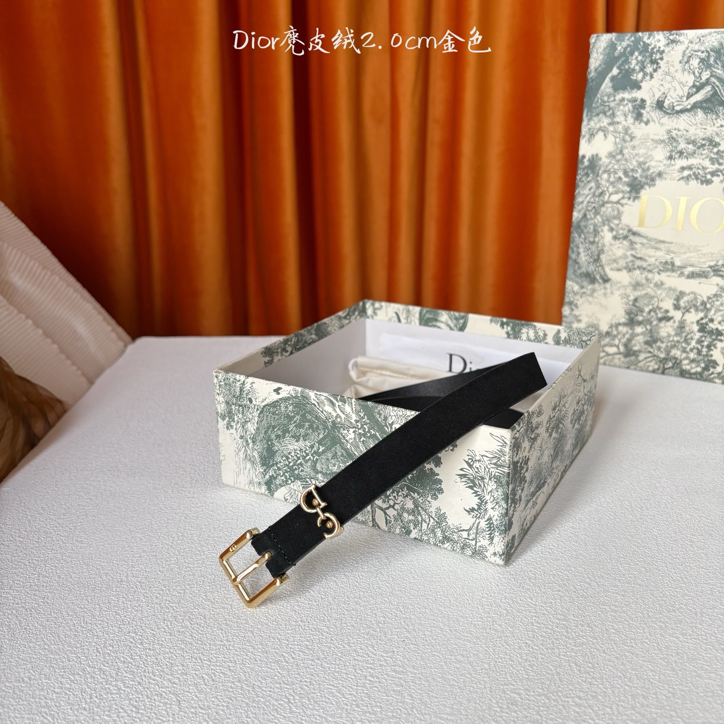 这款马鞍Loop腰带是2025系列全新单品，采用绒面小牛皮革等材质精心制作，搭配CD针扣，饰以CD标志腰