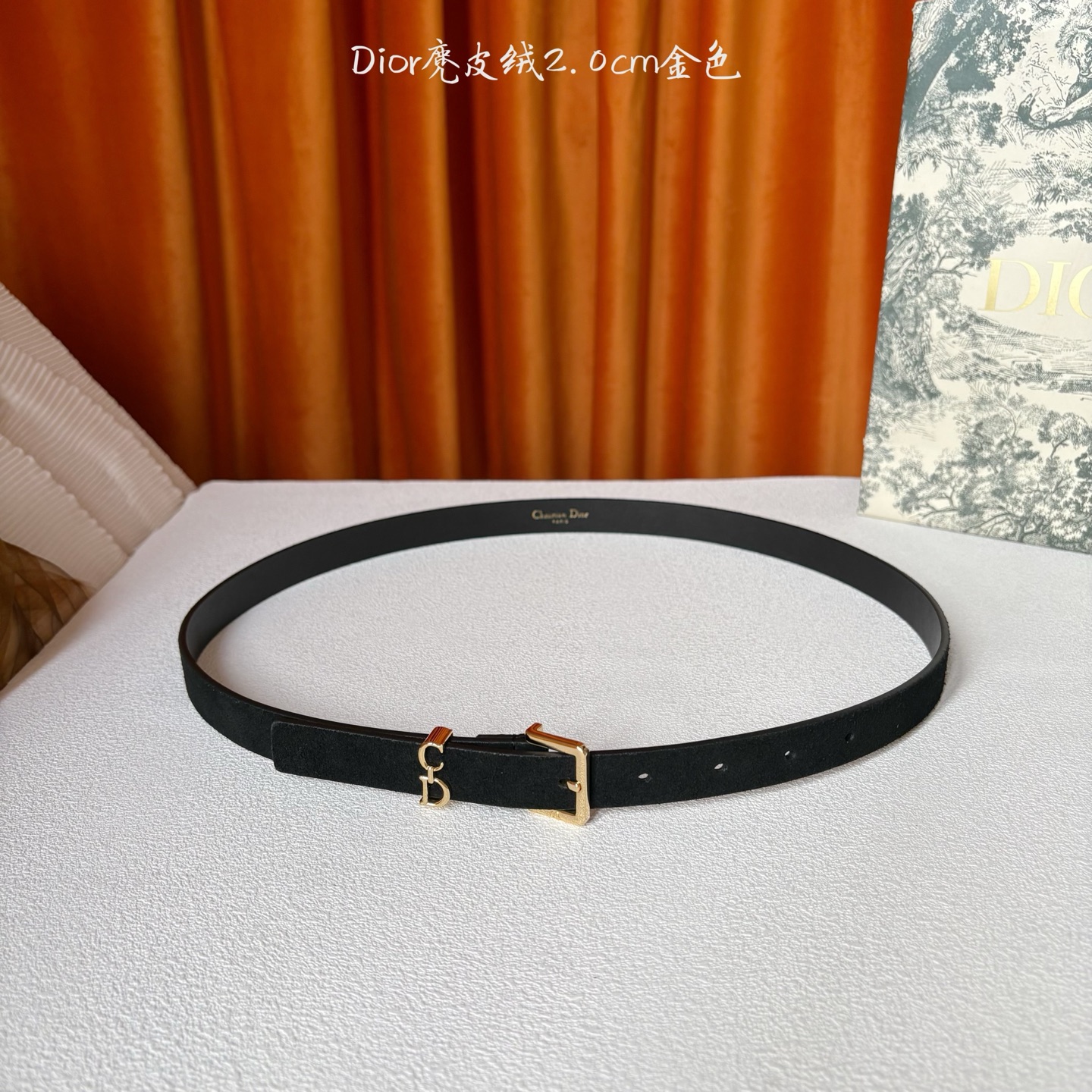 这款马鞍Loop腰带是2025系列全新单品，采用绒面小牛皮革等材质精心制作，搭配CD针扣，饰以CD标志腰