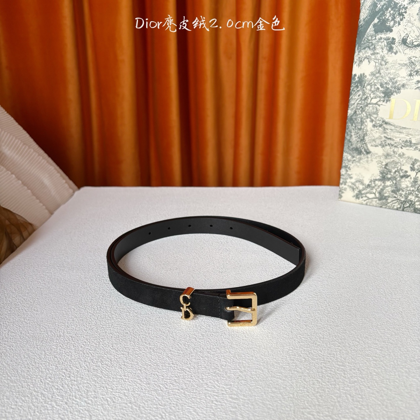 这款马鞍Loop腰带是2025系列全新单品，采用绒面小牛皮革等材质精心制作，搭配CD针扣，饰以CD标志腰