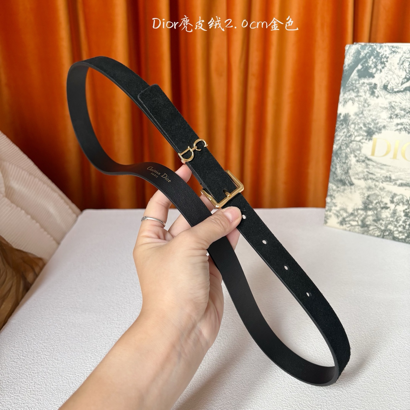 这款马鞍Loop腰带是2025系列全新单品，采用绒面小牛皮革等材质精心制作，搭配CD针扣，饰以CD标志腰