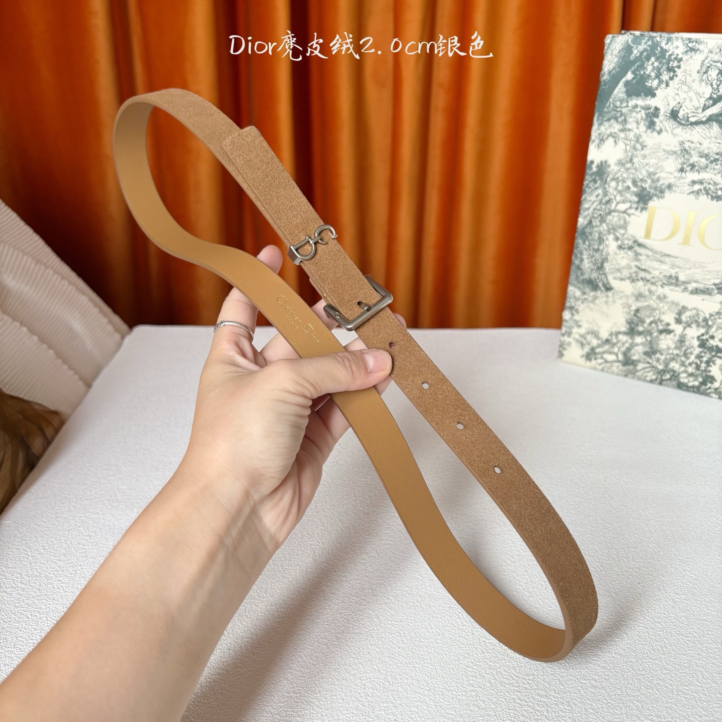 这款马鞍Loop腰带是2025系列全新单品，采用绒面小牛皮革等材质精心制作，搭配CD针扣，饰以CD标志腰