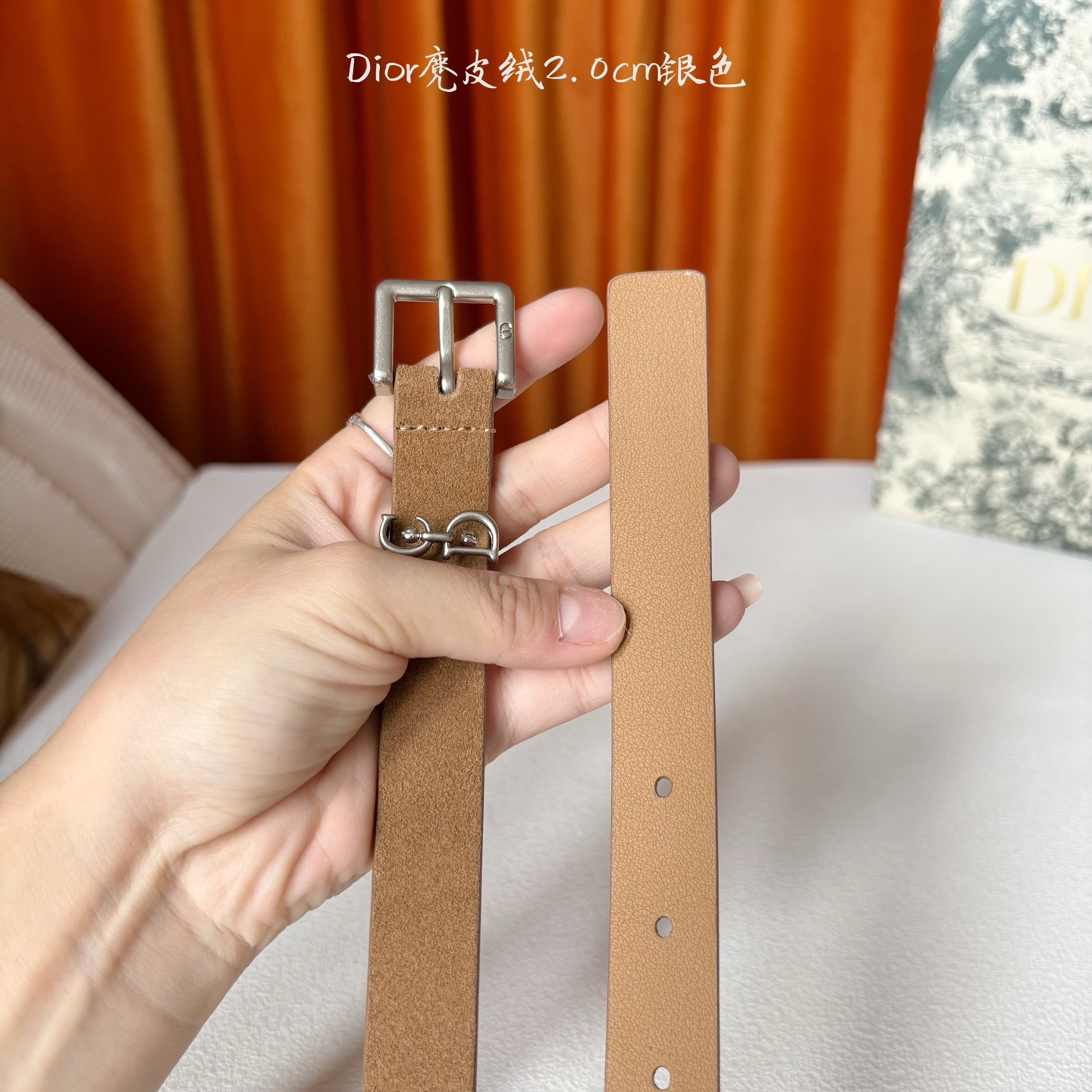 这款马鞍Loop腰带是2025系列全新单品，采用绒面小牛皮革等材质精心制作，搭配CD针扣，饰以CD标志腰