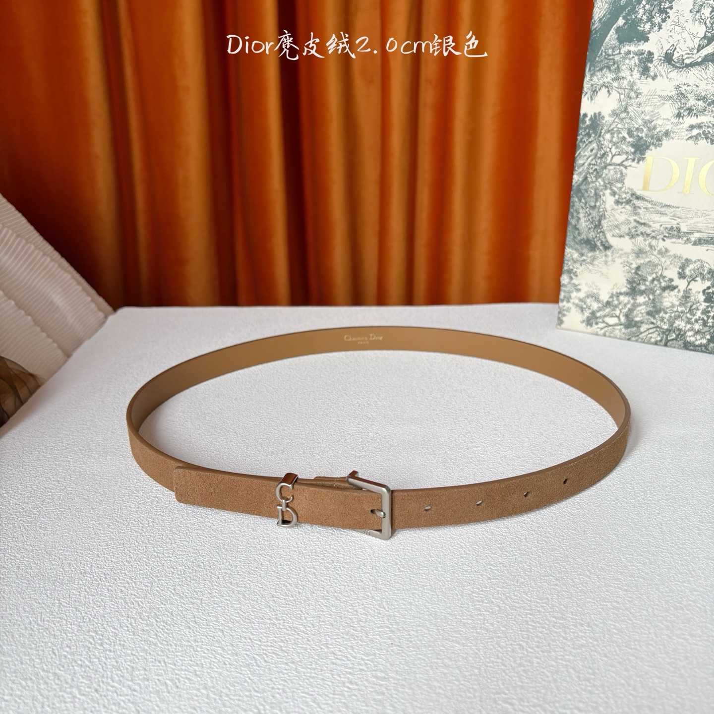这款马鞍Loop腰带是2025系列全新单品，采用绒面小牛皮革等材质精心制作，搭配CD针扣，饰以CD标志腰