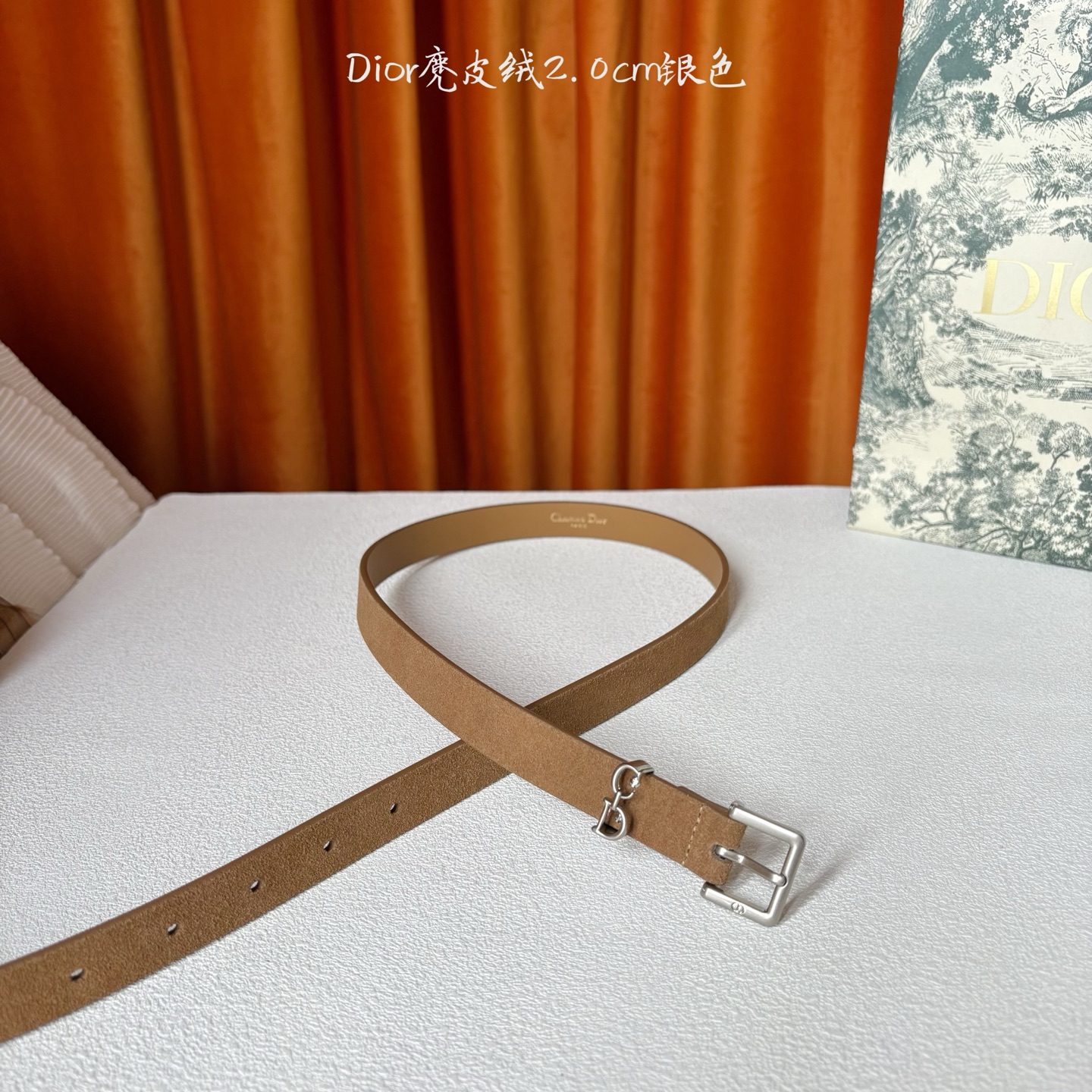 这款马鞍Loop腰带是2025系列全新单品，采用绒面小牛皮革等材质精心制作，搭配CD针扣，饰以CD标志腰