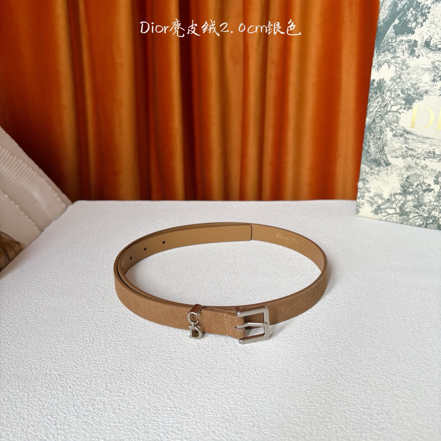 这款马鞍Loop腰带是2025系列全新单品，采用绒面小牛皮革等材质精心制作，搭配CD针扣，饰以CD标志腰