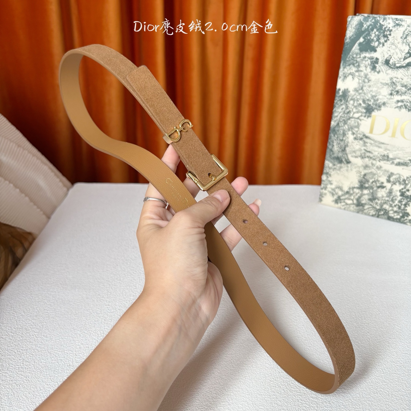 这款马鞍Loop腰带是2025系列全新单品，采用绒面小牛皮革等材质精心制作，搭配CD针扣，饰以CD标志腰